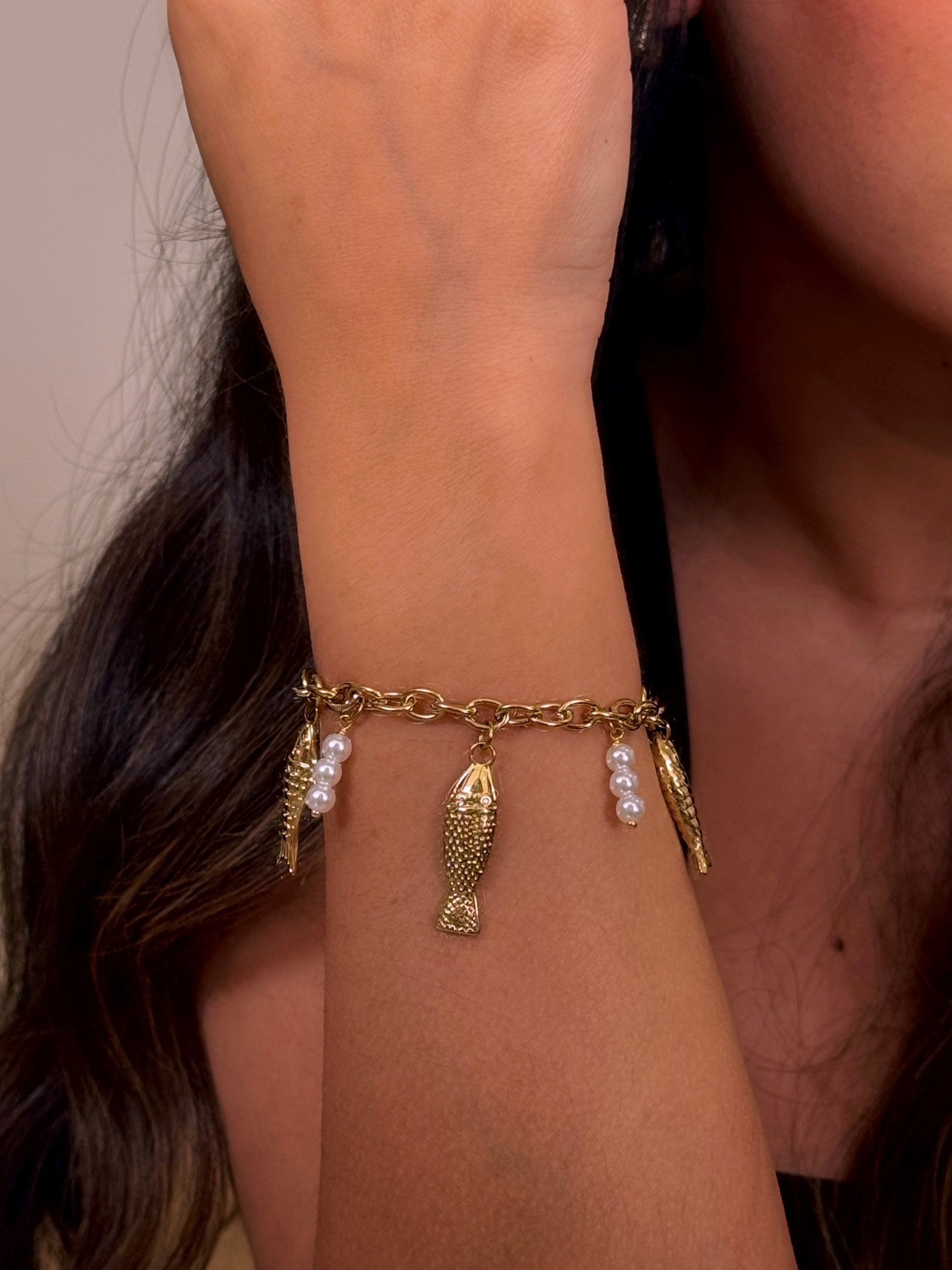 𝐄𝐝𝐢𝐜̧𝐚̃𝐨 𝐋𝐢𝐦𝐢𝐭𝐚𝐝𝐚 𝐕𝐞𝐫𝐚̃𝐨 🐚 Pulseira corrente com peixes e pérolas | Dourado