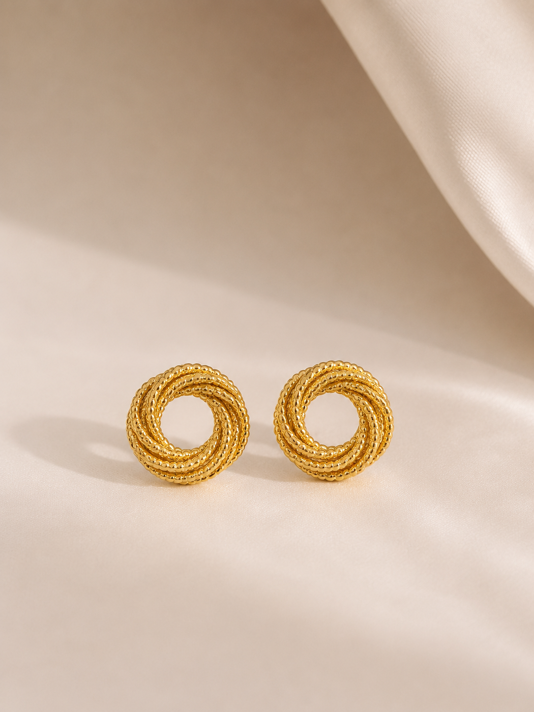 Brincos elegantes efeito nó entrelaçado | Dourado
