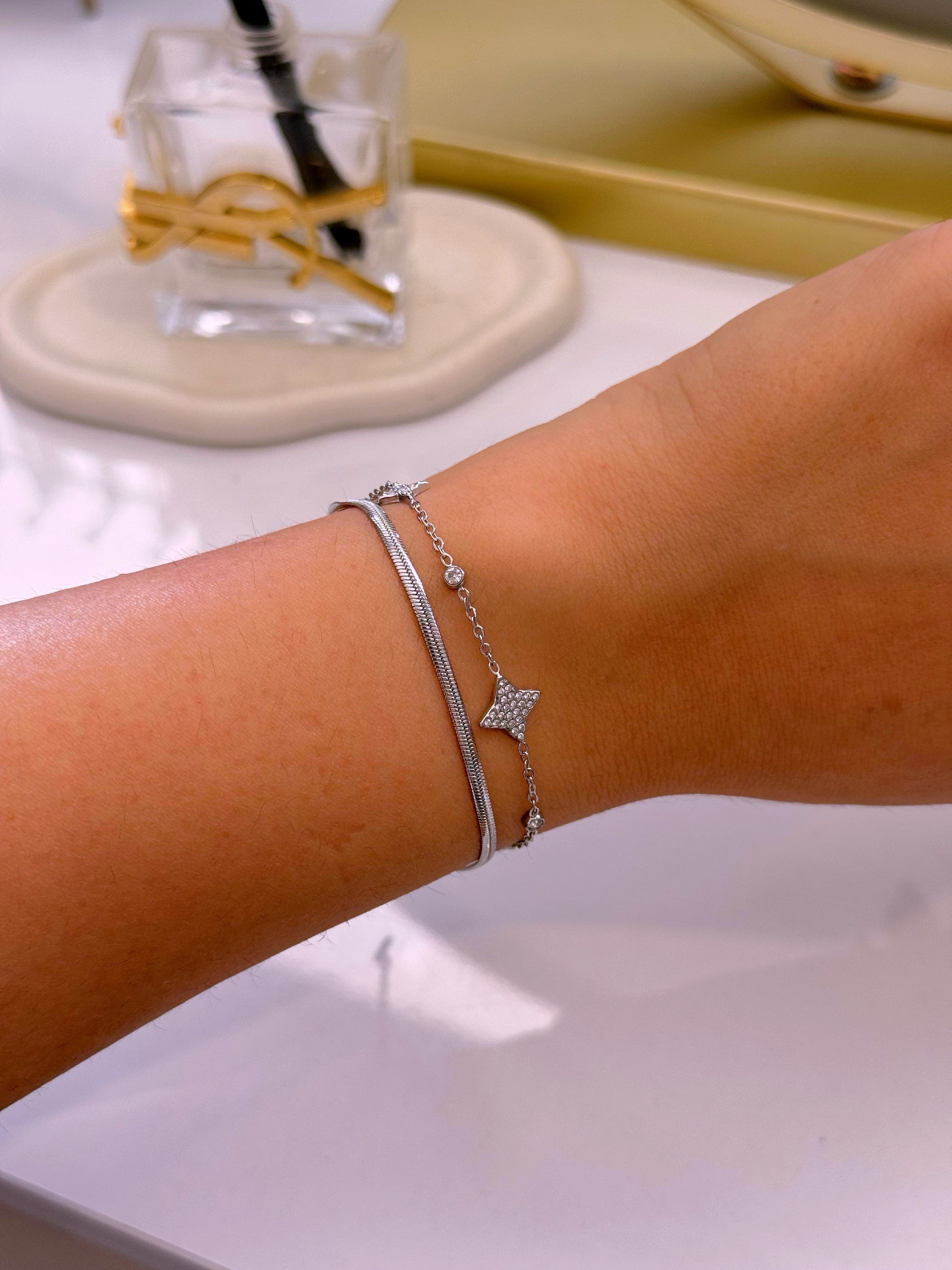 Pulseira efeito duplo malha achatada e malha fininha com estrelas e brilhantes | Prateado