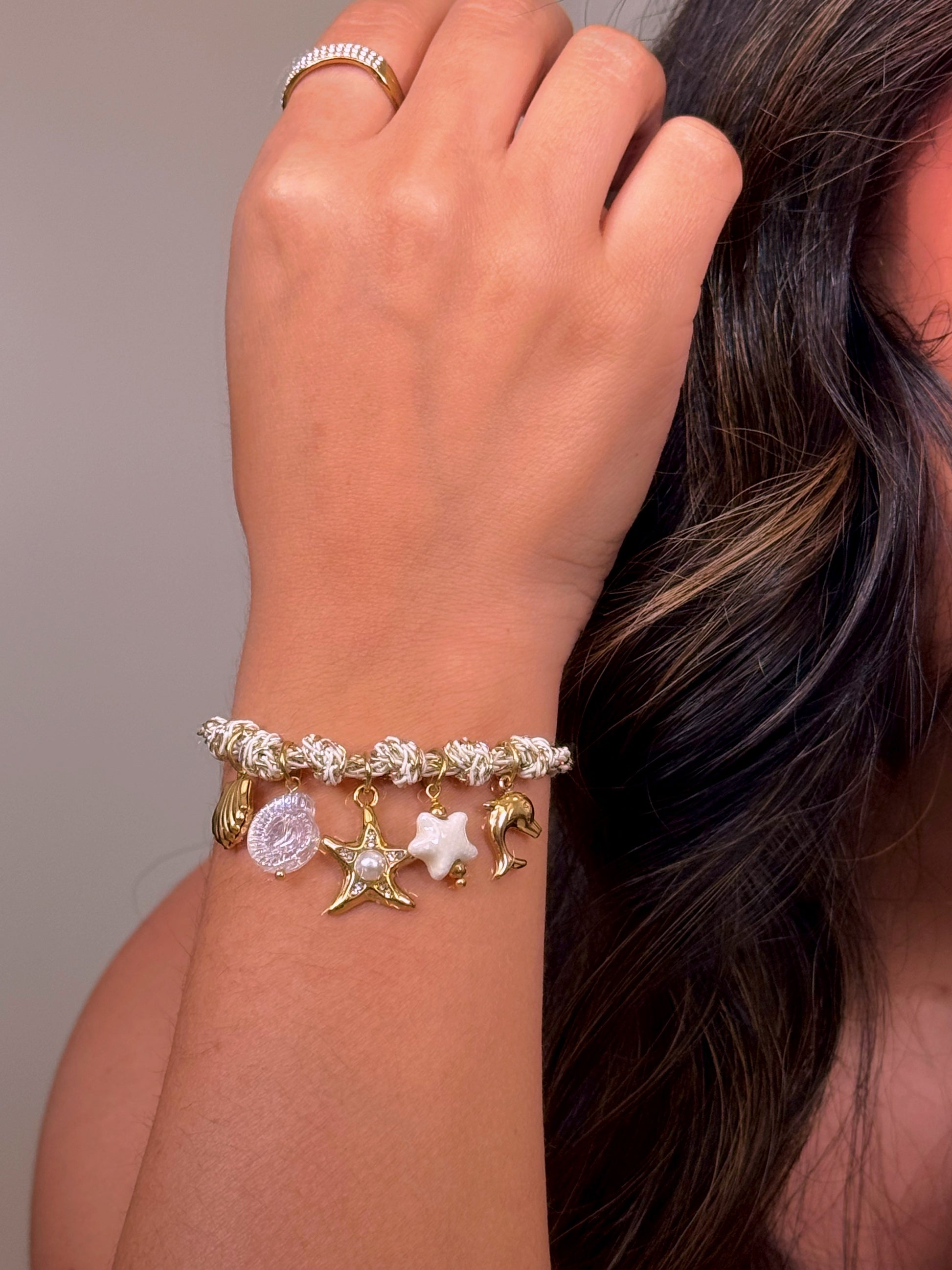 𝐄𝐝𝐢𝐜̧𝐚̃𝐨 𝐋𝐢𝐦𝐢𝐭𝐚𝐝𝐚 𝐕𝐞𝐫𝐚̃𝐨 🐚 Pulseira cordão entrançada com estrela do mar e vários pendentes | Dourado