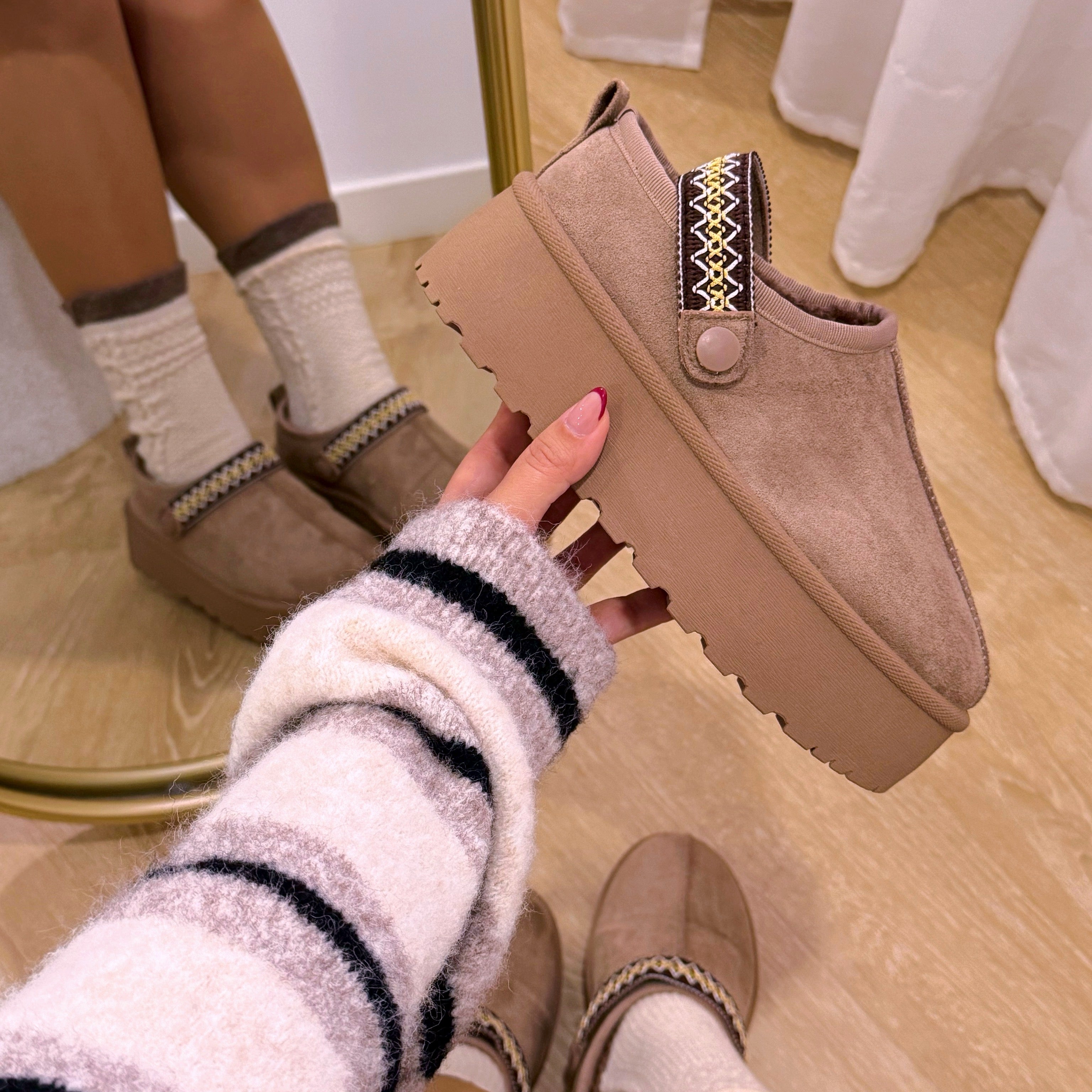 Pantufa com pelinho e fita bordada | Khaki