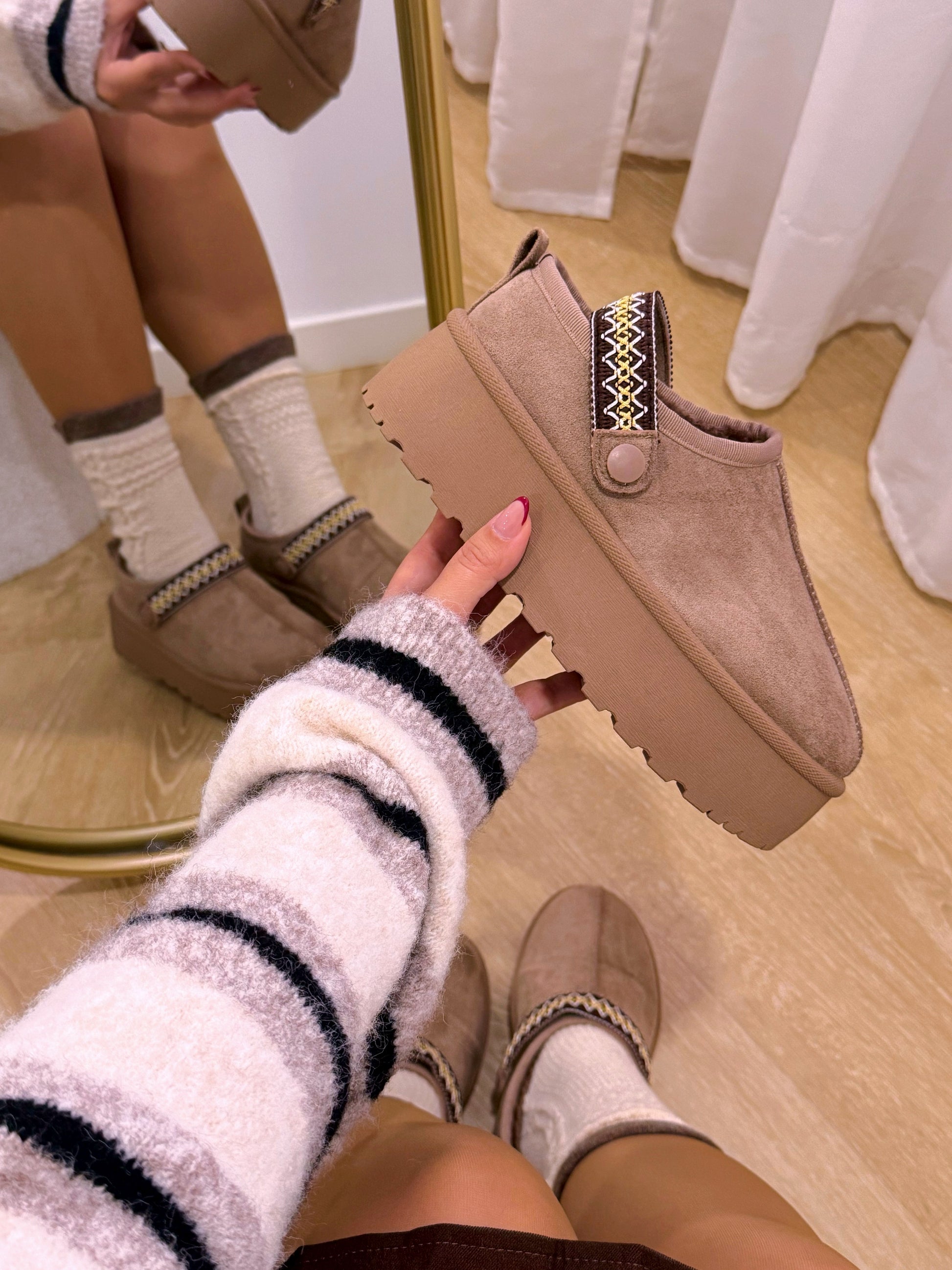 Pantufa com pelinho e fita bordada | Khaki