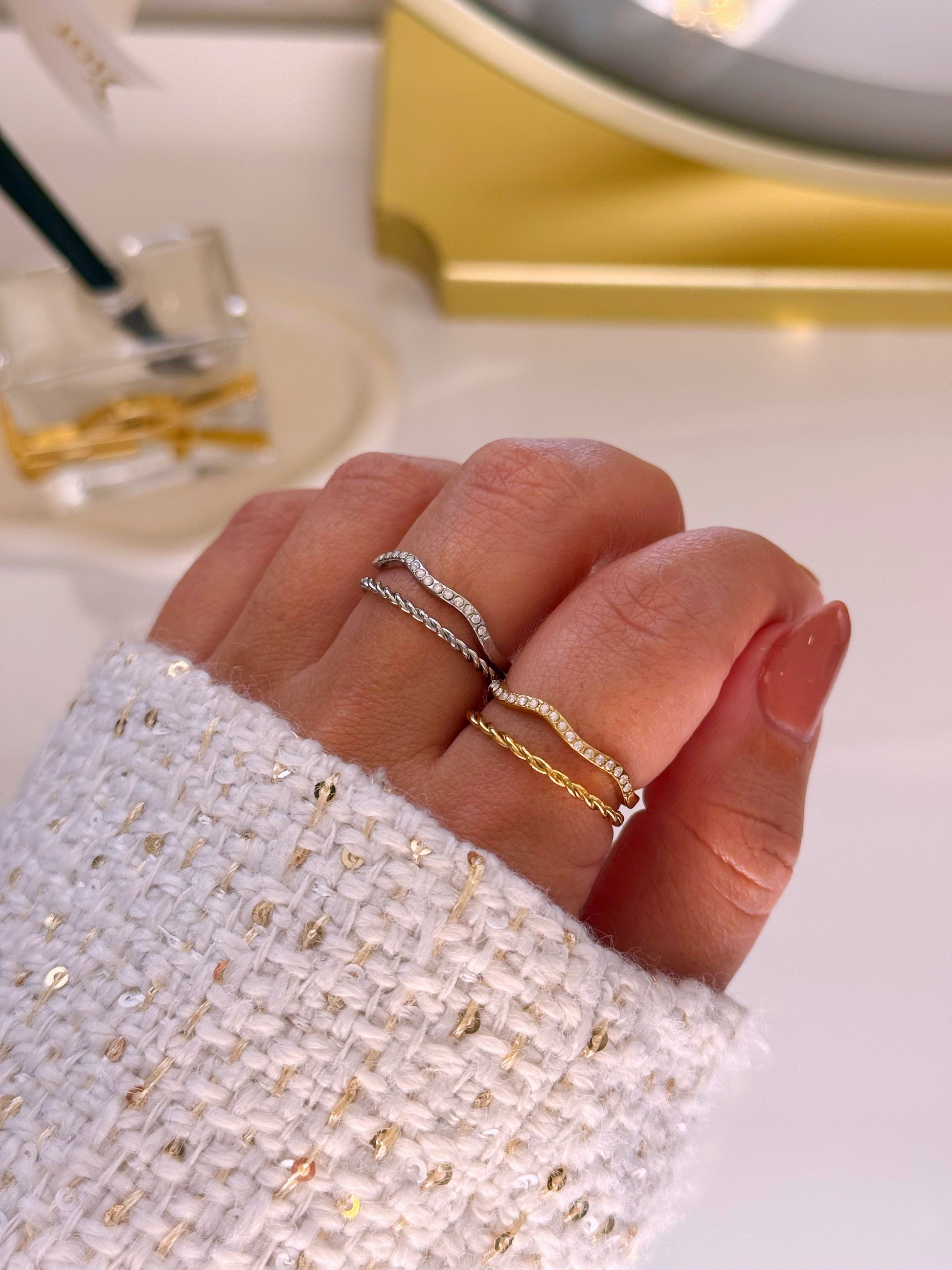 Anel ajustável duplo com efeito torcido e brilhantes | 2 cores