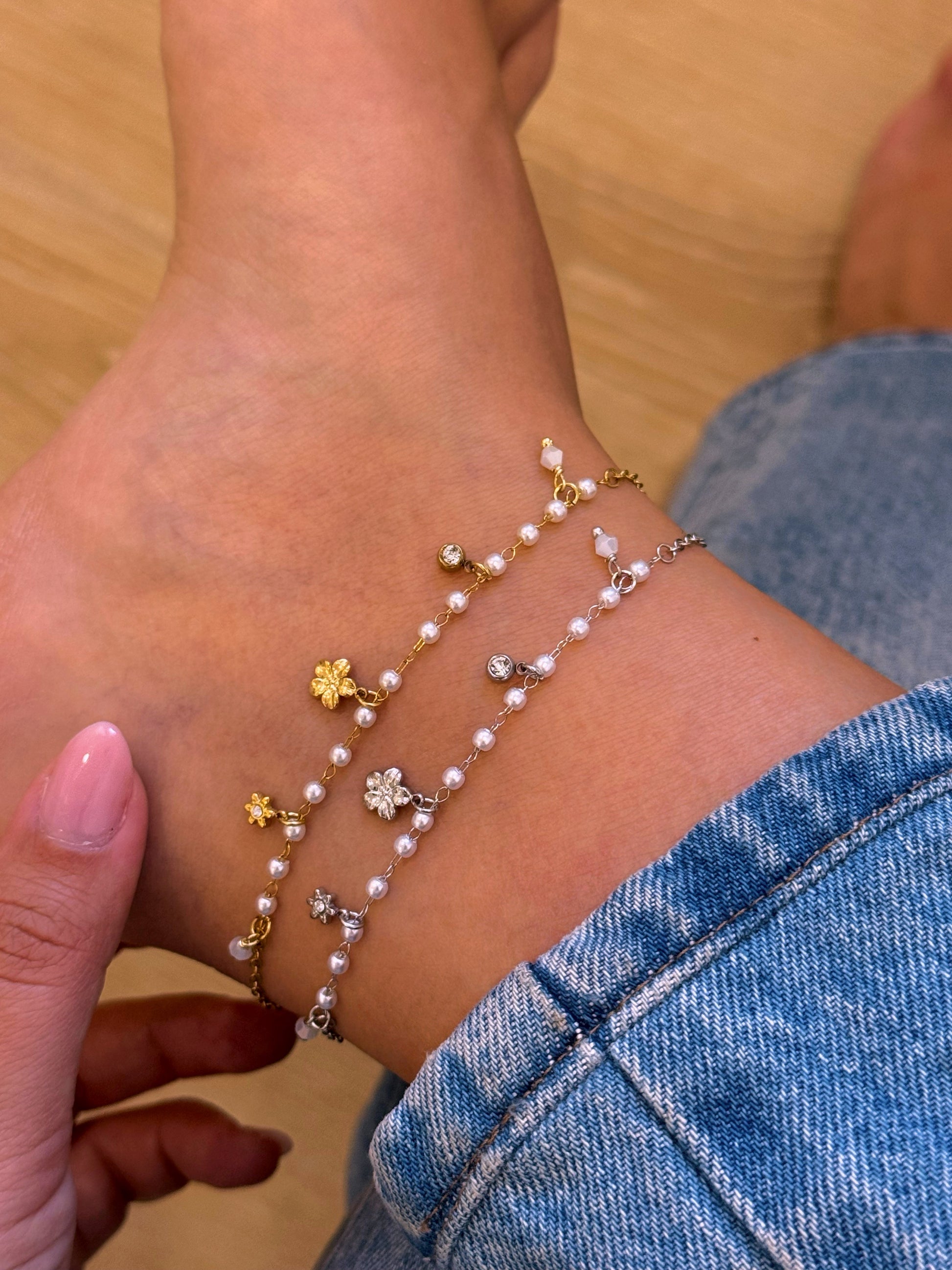 Pulseira de pé delicada com pérolas e mini flores | 2 cores