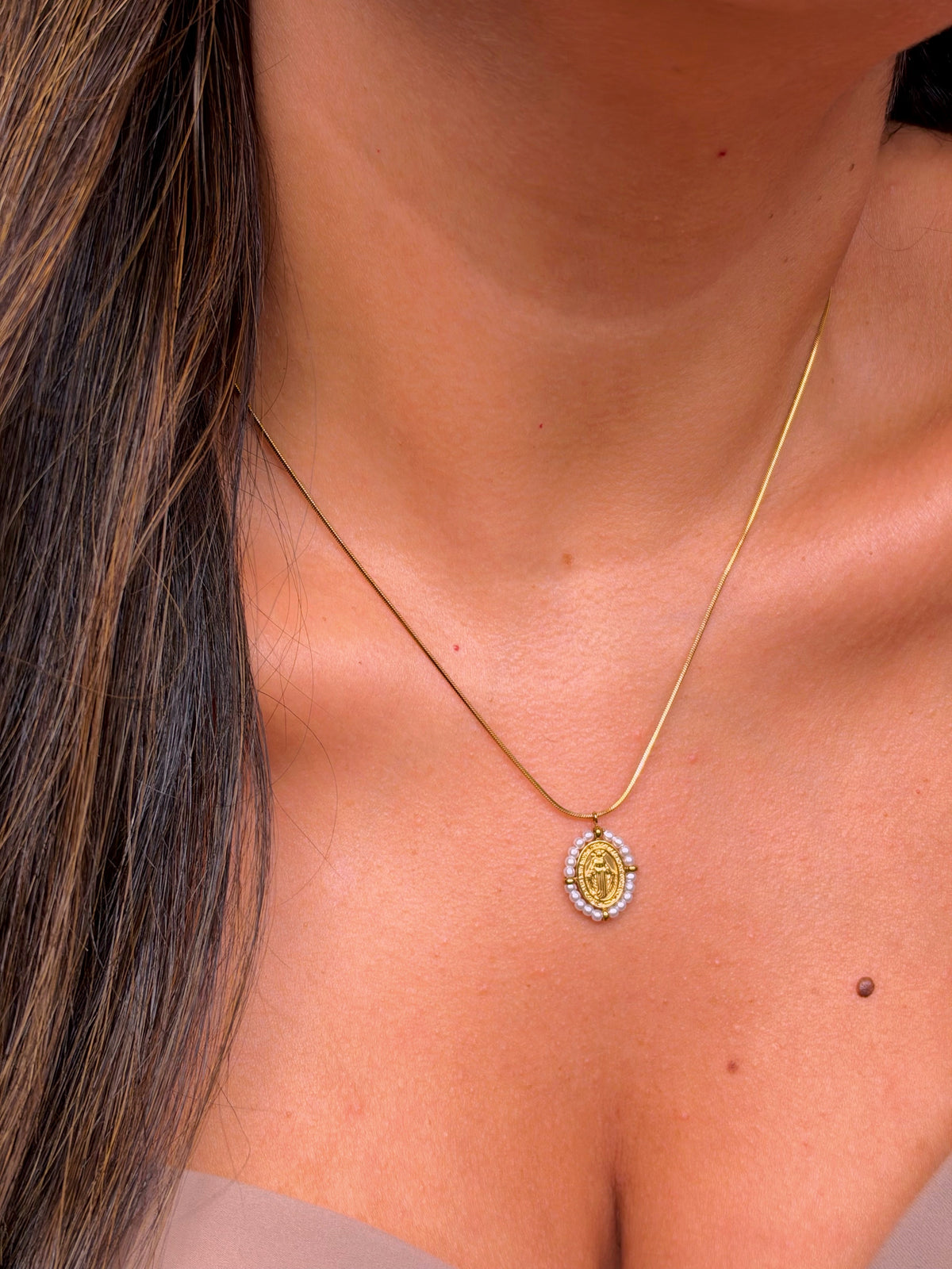 Colar malha fininha com medalha de Nª Senhora e pérolas | Dourado