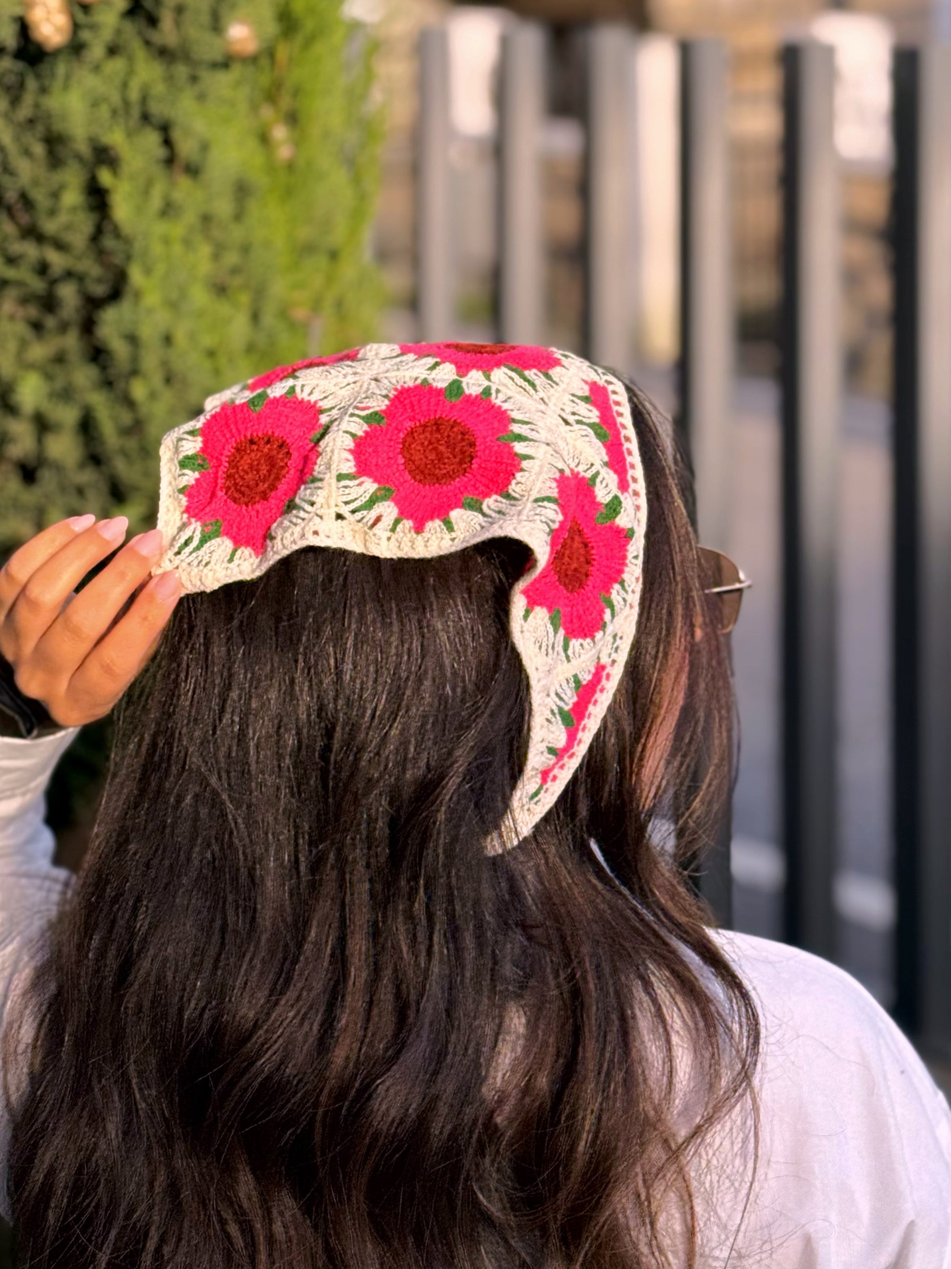 Bandana multifuncional em croché | Bege com Flores Rosa e Bordô