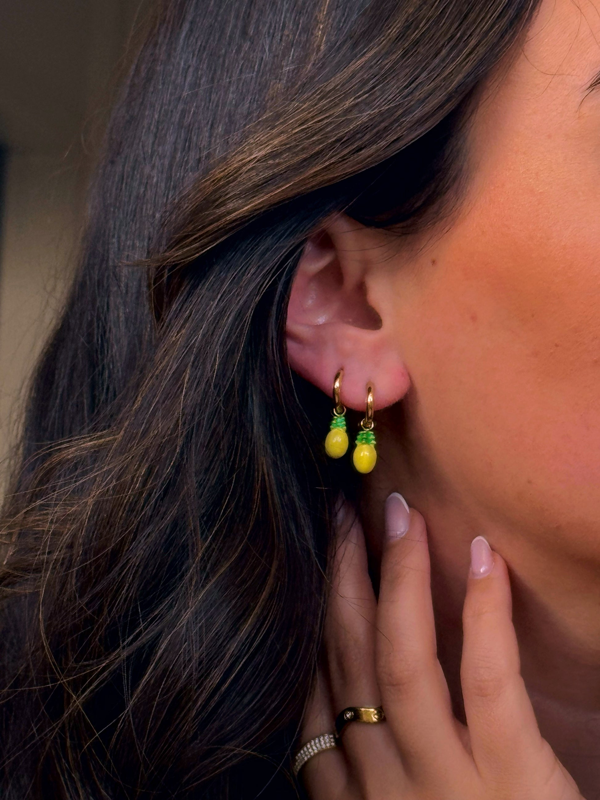 Argolinhas lisas com mini ananás em pendente | Dourado