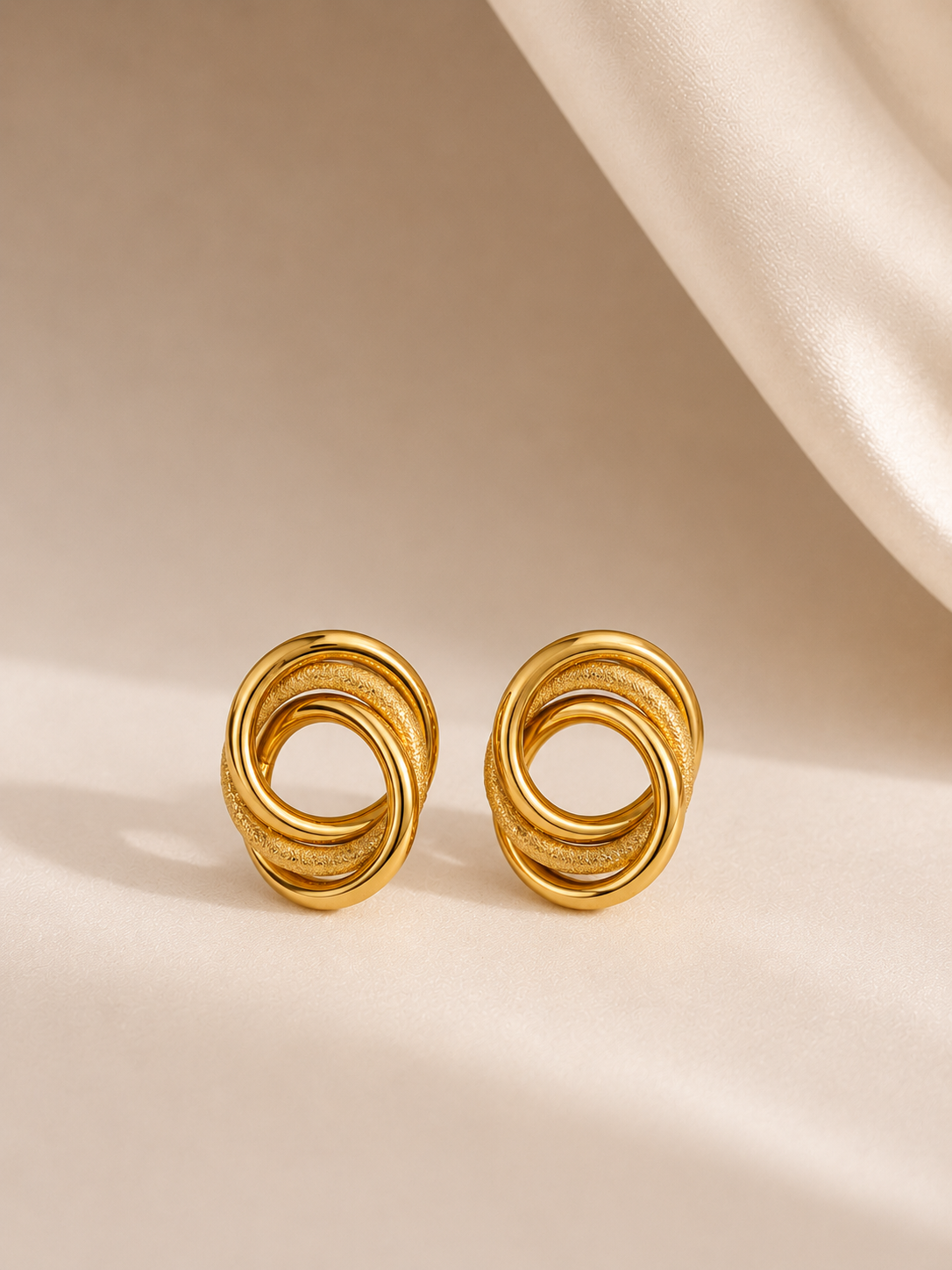 Brincos de argolas entrelaçadas | Dourado