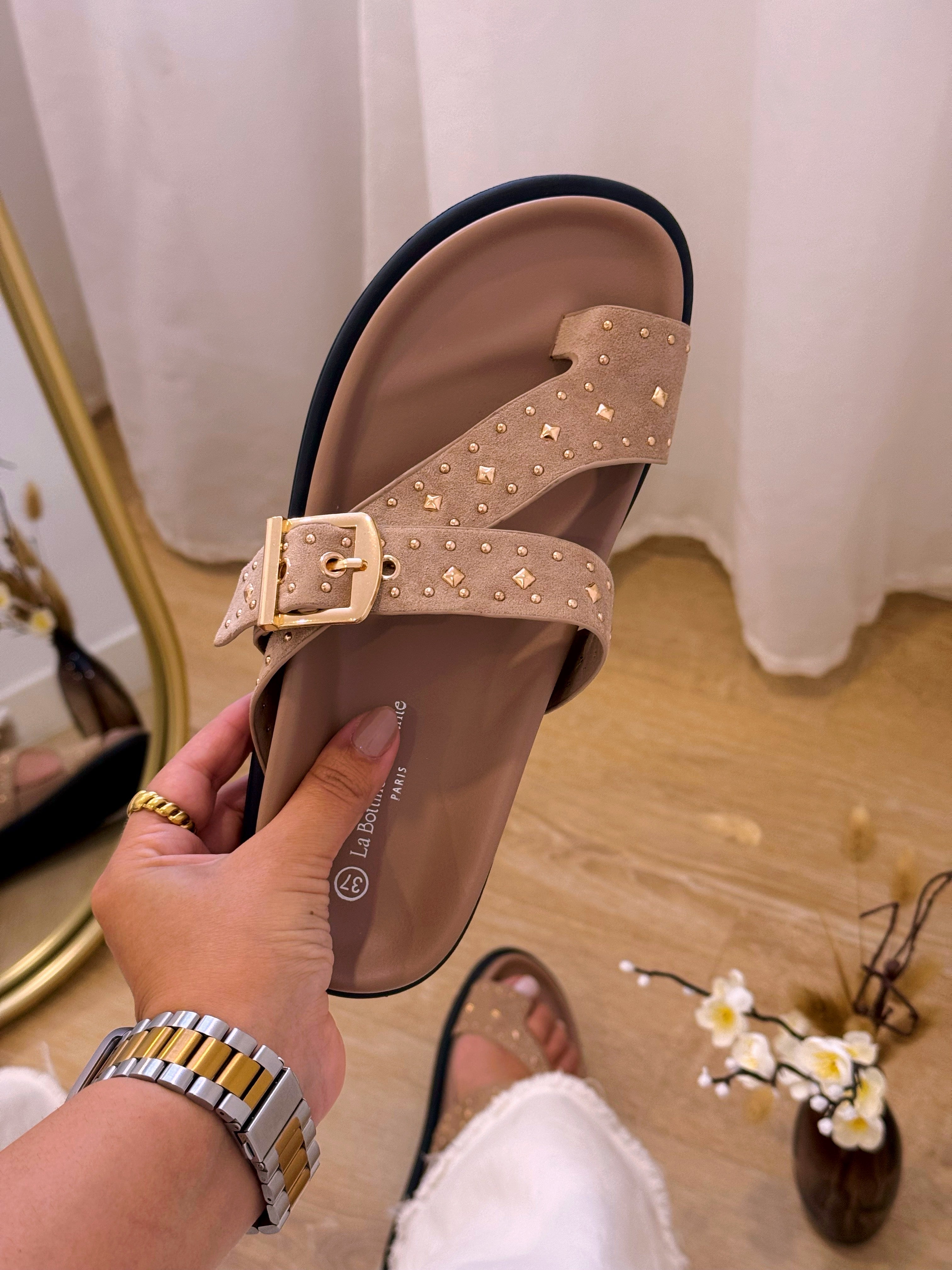 Chinelo com fivela cruzada e pormenores dourados | Khaki