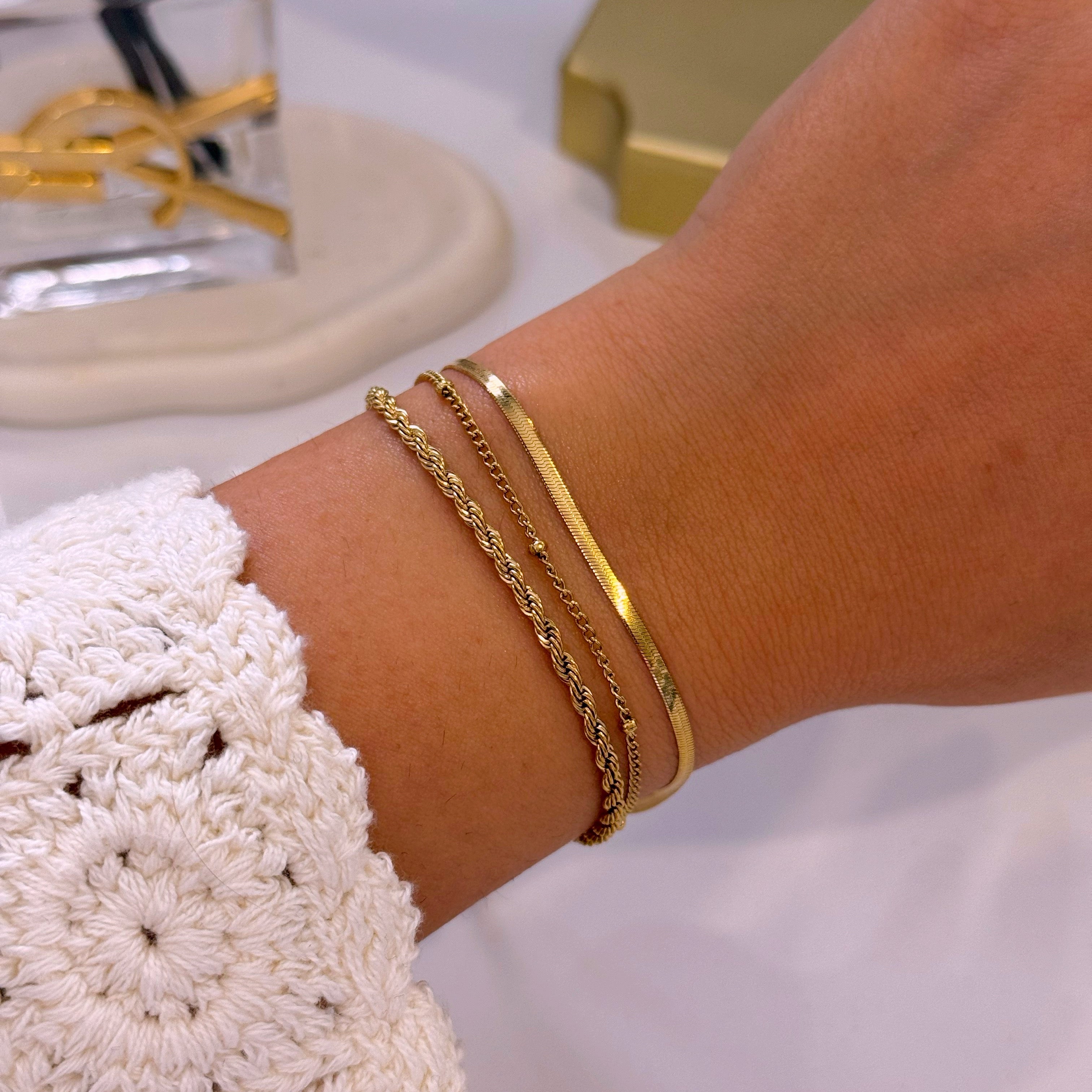 Pulseira efeito triplo malha achatada, malha fininha com bolinhas e malha torcida | Dourado