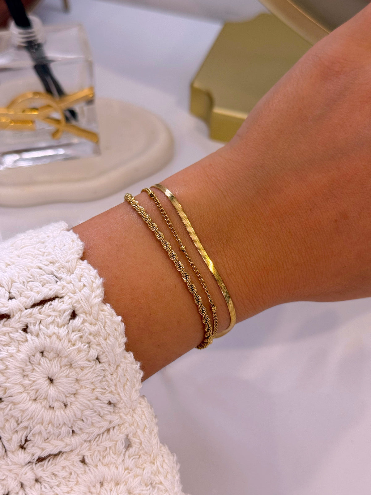 Pulseira efeito triplo malha achatada, malha fininha com bolinhas e malha torcida | Dourado