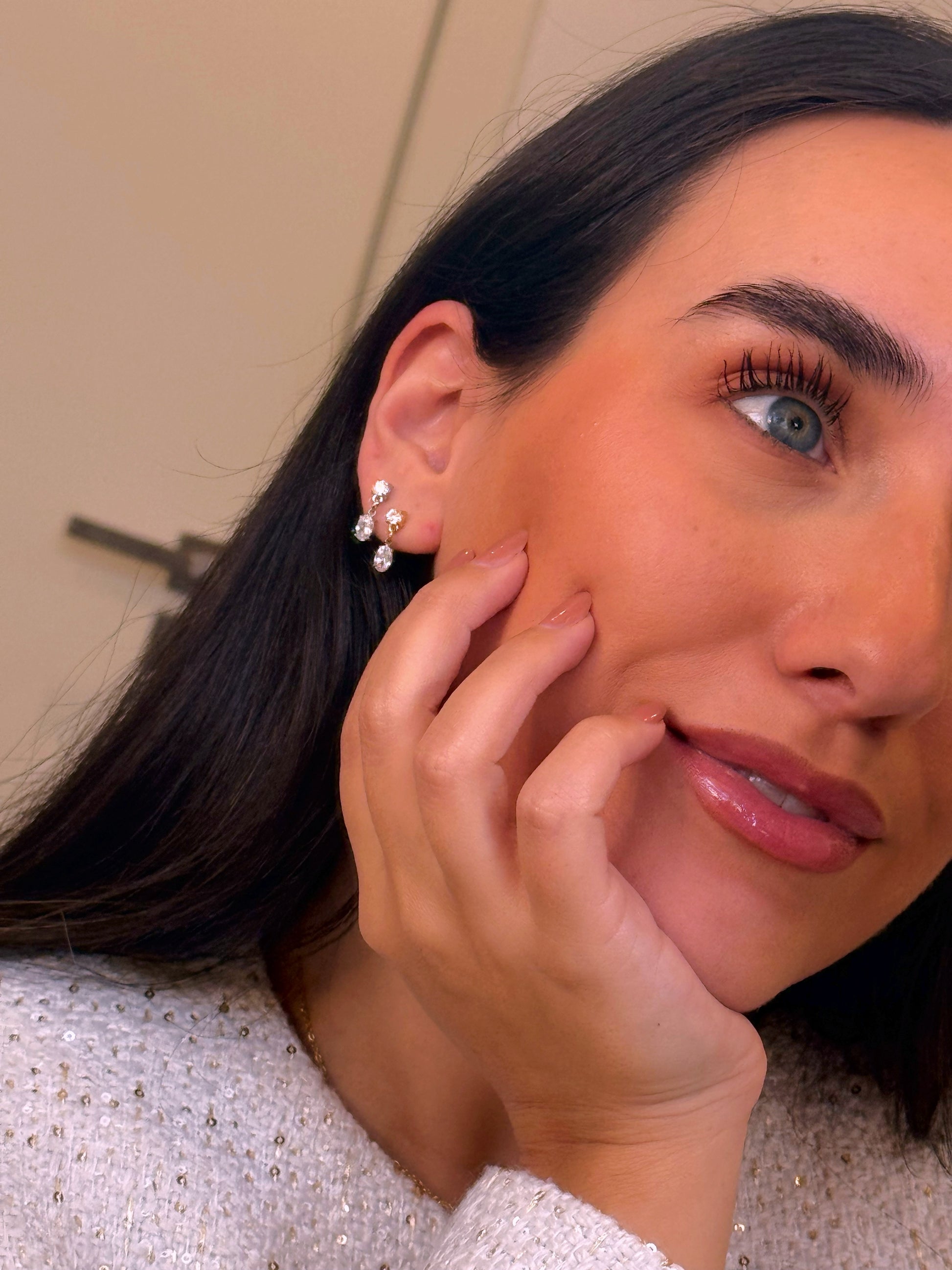 Mini brincos pontos de luz com pendente de brilhante oval | 2 Cores