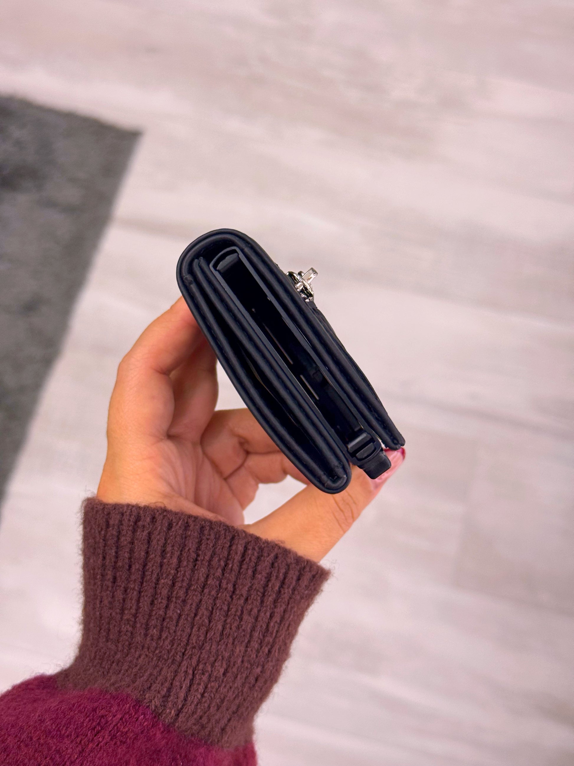 Porta cartões com fecho e aba extra para notas  | Preto