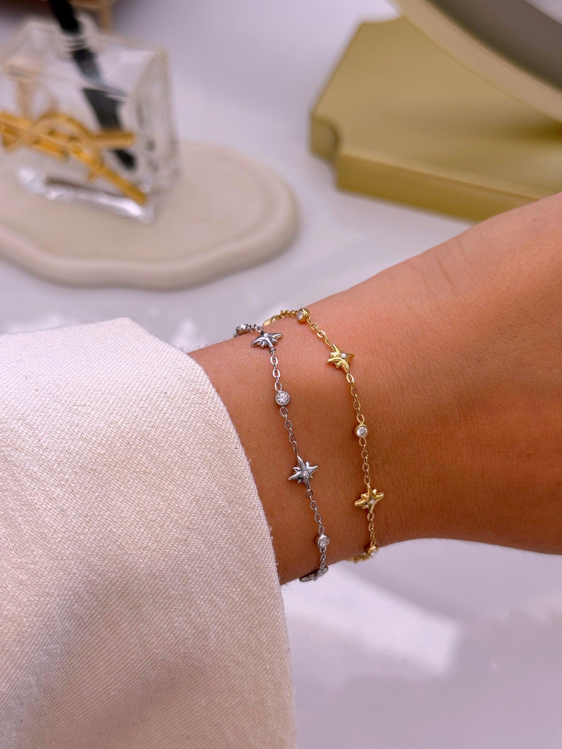 Pulseira delicada com mini estrelinhas e brilhantes  | 2 cores