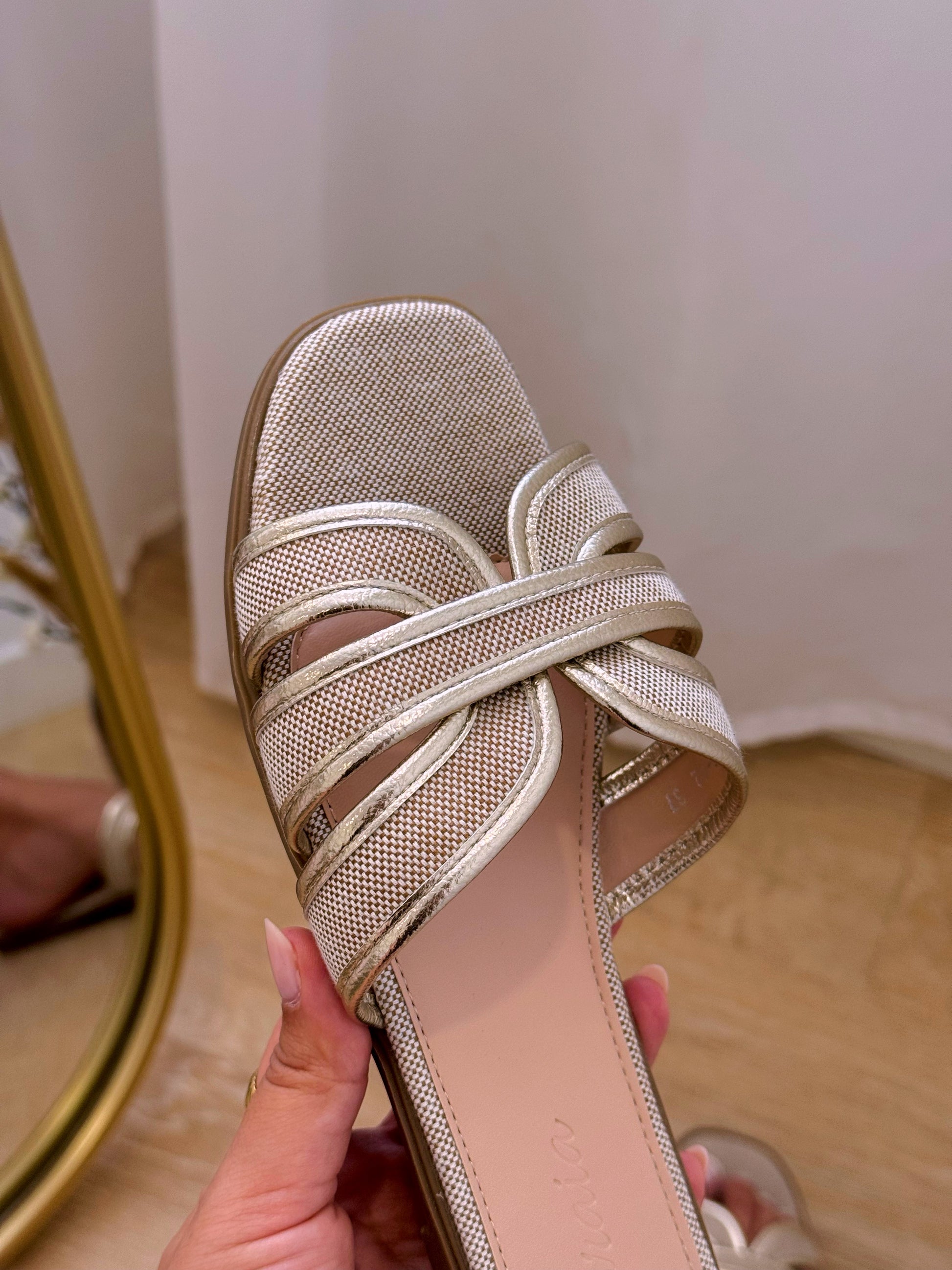 Chinelo com fivelas entrelaçadas | Bege e Dourado