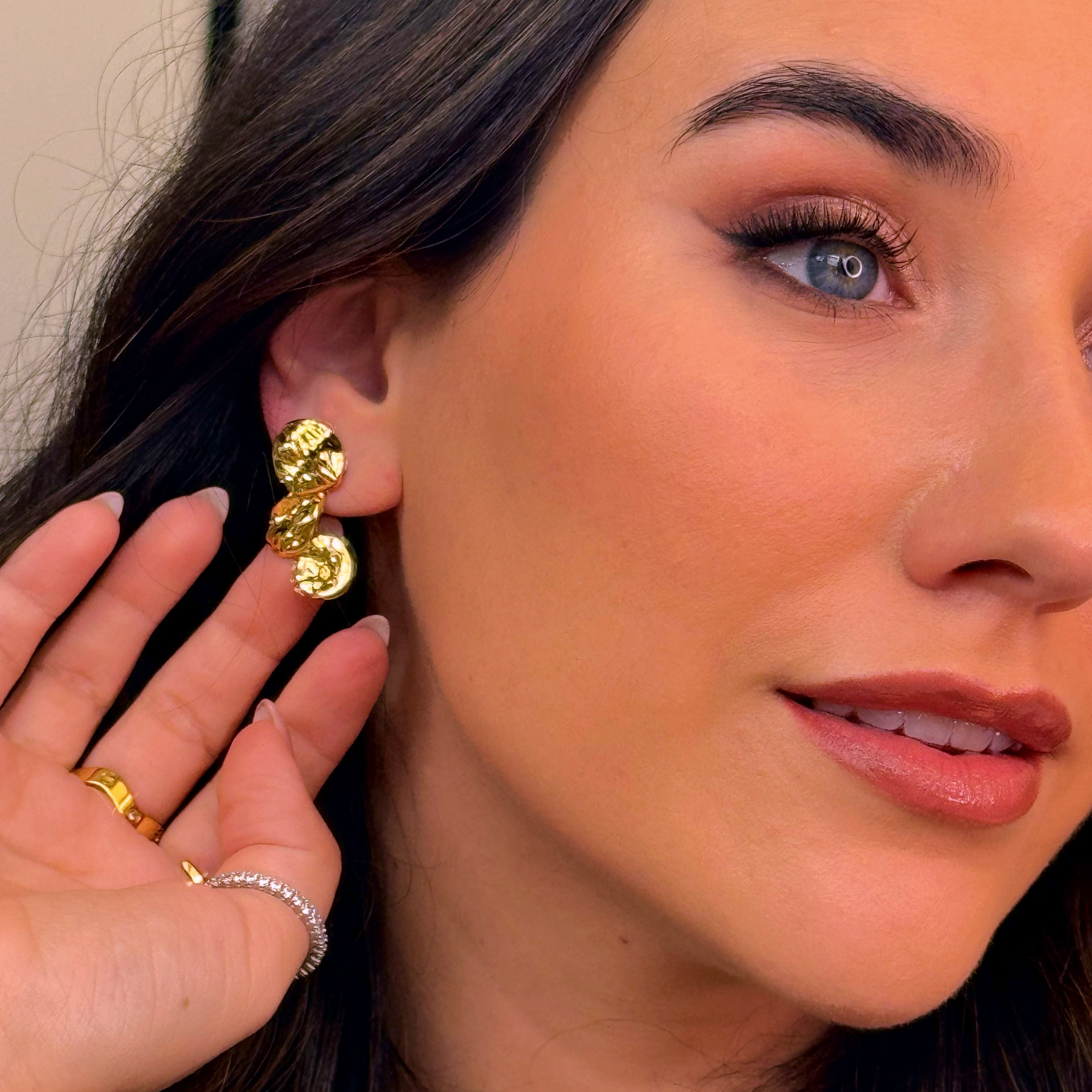Brincos elegantes com relevos | Dourado