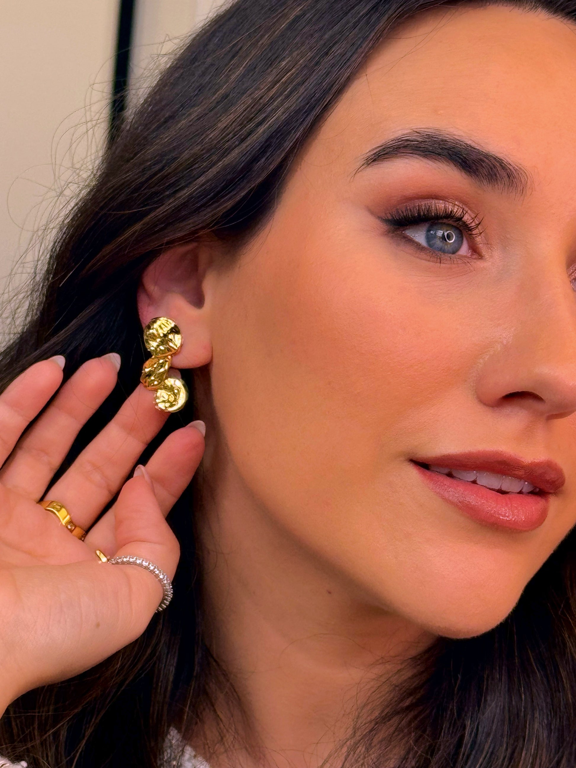 Brincos elegantes com relevos | Dourado