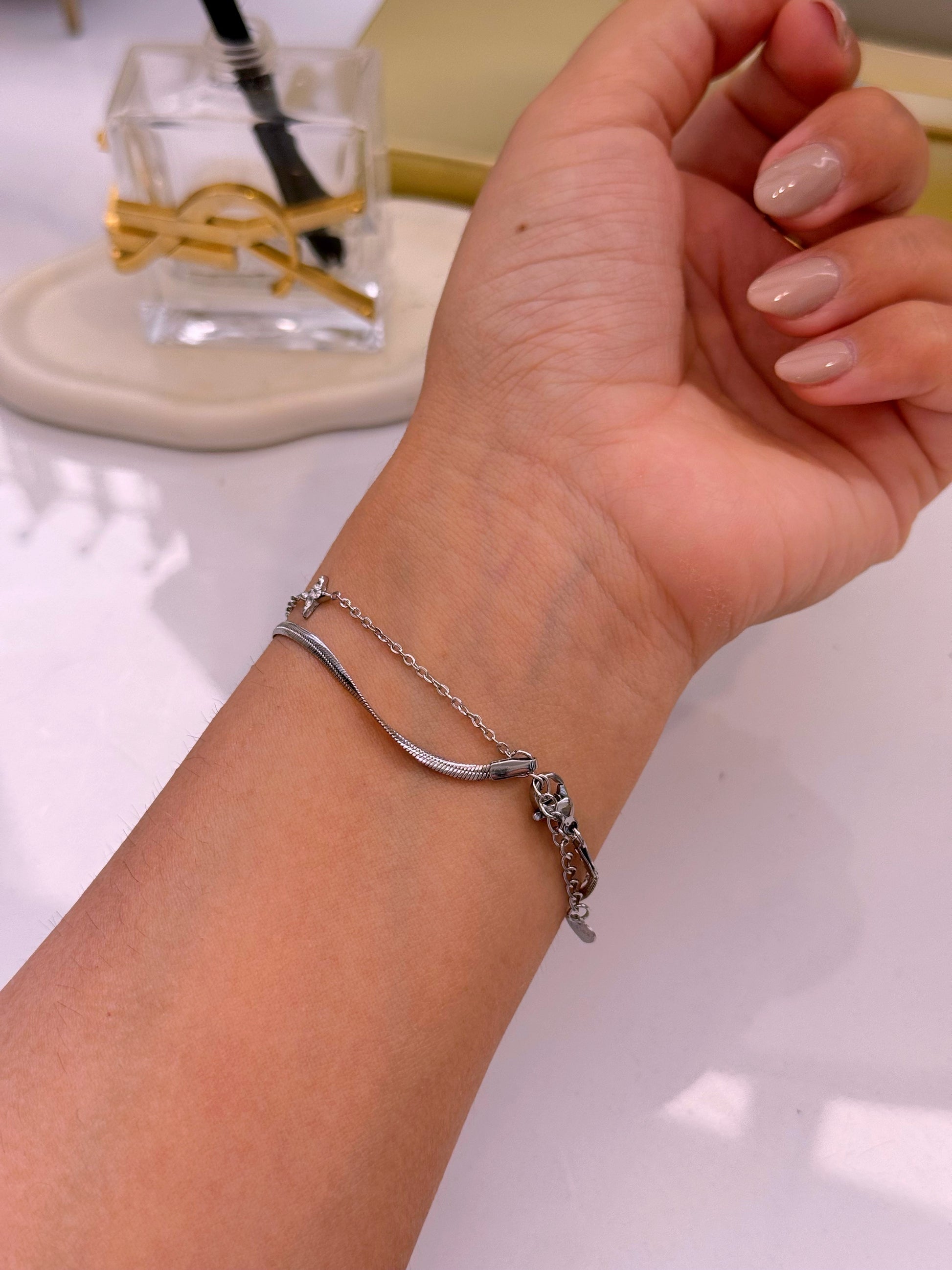 Pulseira efeito duplo malha achatada e malha fininha com estrelas e brilhantes | Prateado