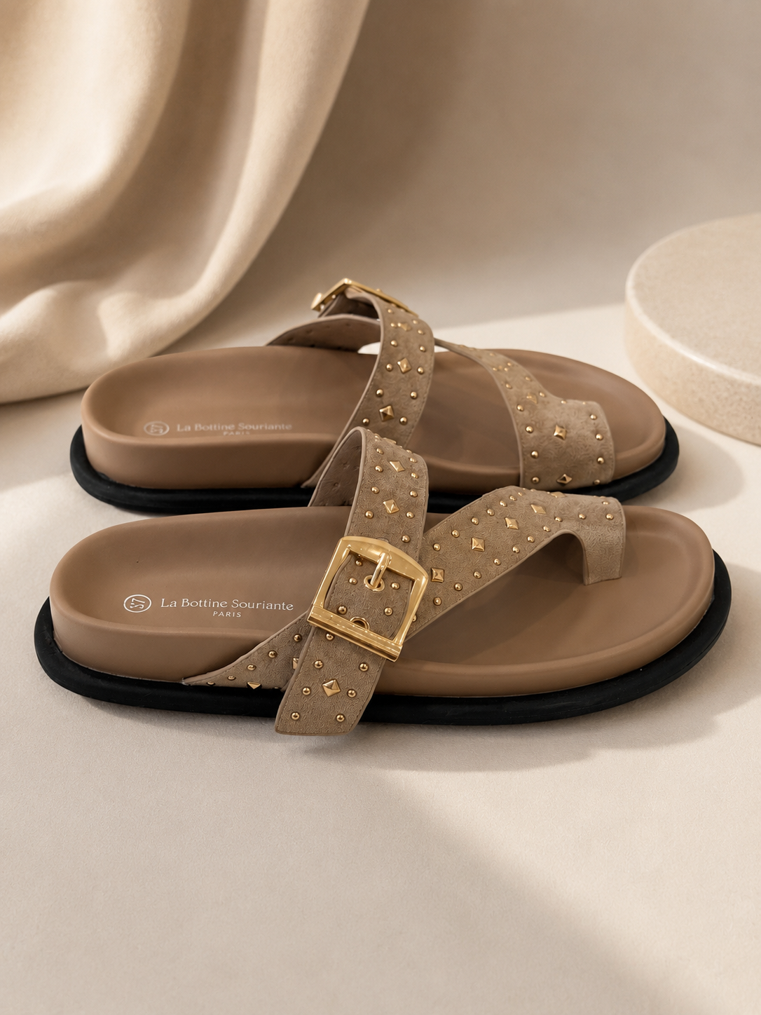 Chinelo com fivela cruzada e pormenores dourados | Khaki