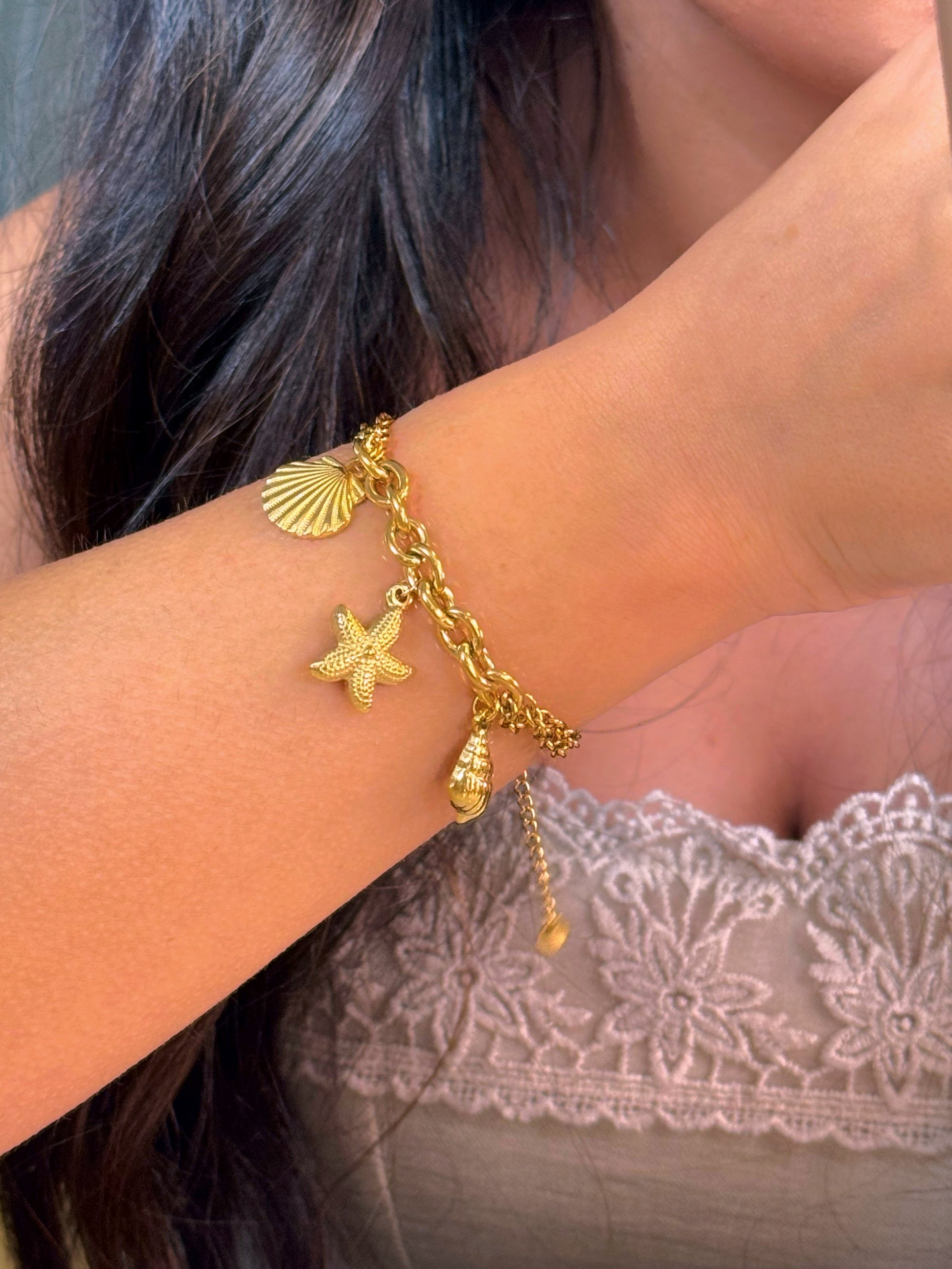 𝐄𝐝𝐢𝐜̧𝐚̃𝐨 𝐋𝐢𝐦𝐢𝐭𝐚𝐝𝐚 𝐕𝐞𝐫𝐚̃𝐨 🐚 Pulseira correntes com concha, estrela e búzio | Dourado