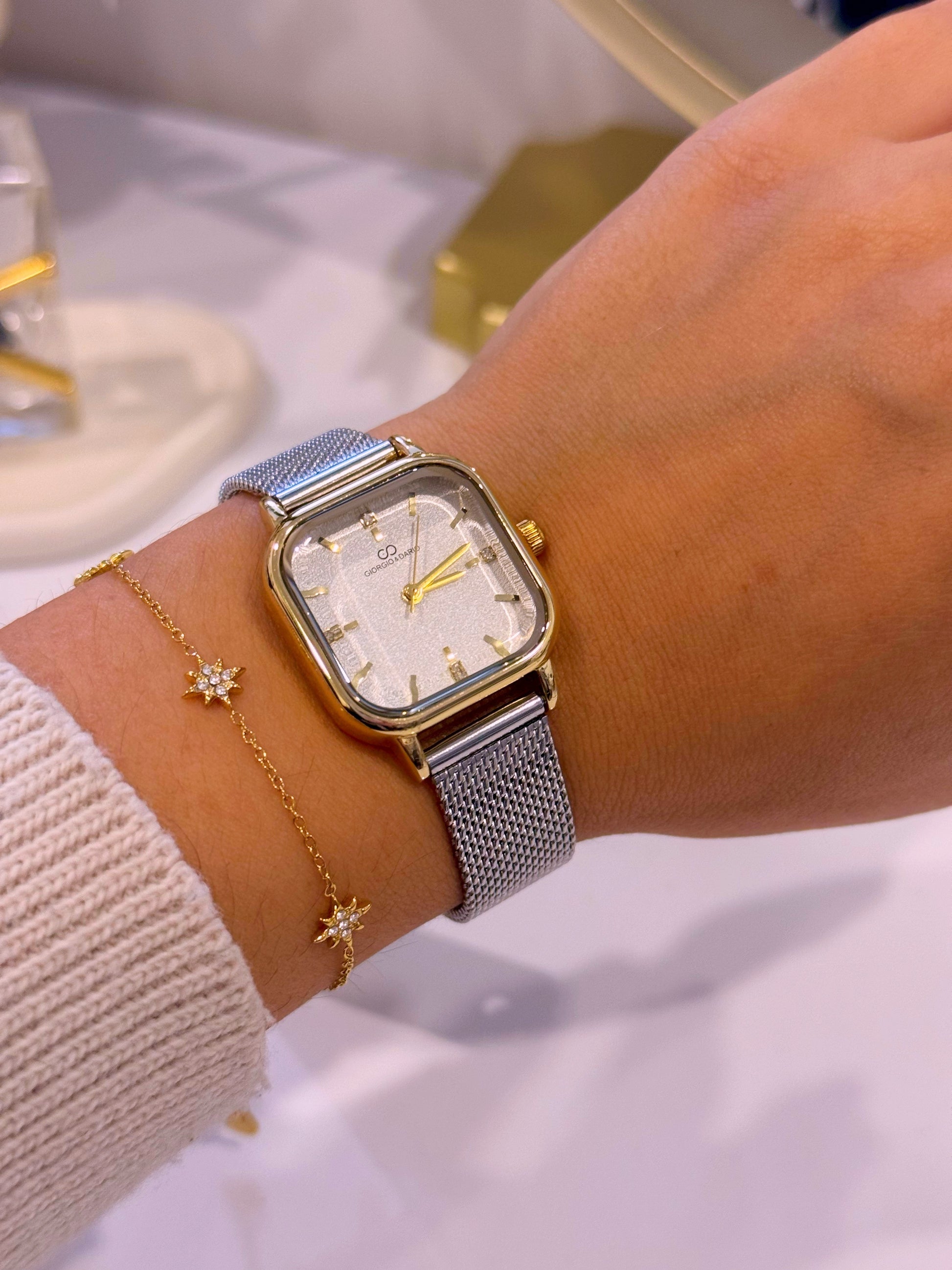 Relógio analógico mostrador quadrado com textura | Mix prateado e dourado