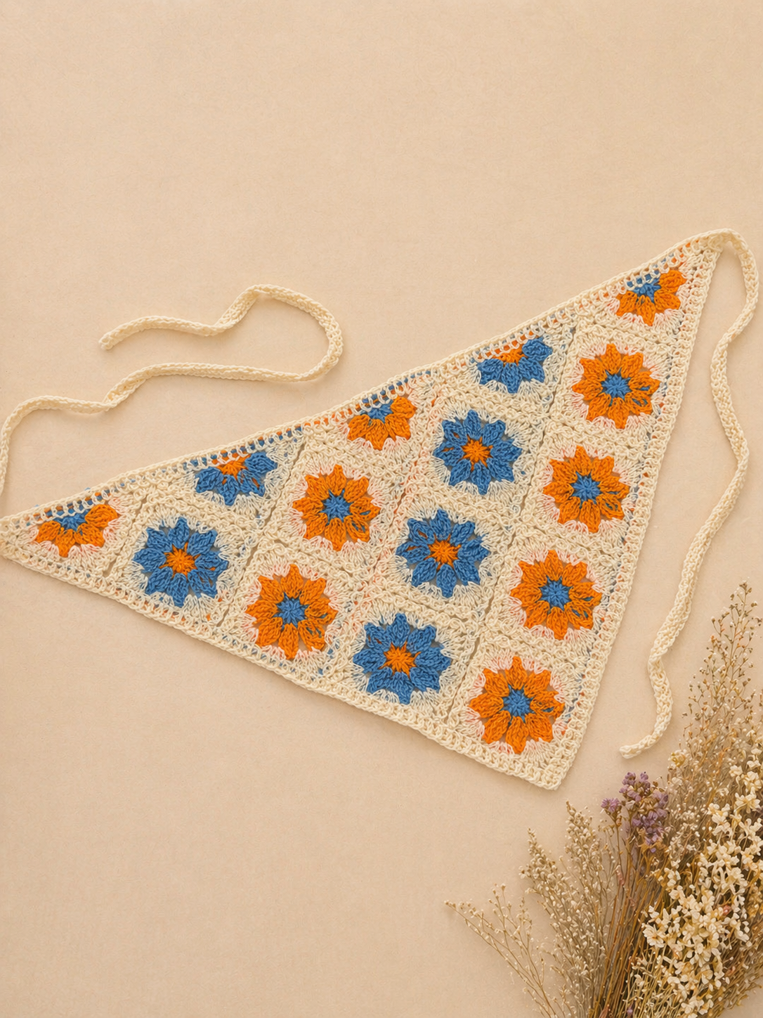 Bandana multifuncional em croché | Bege com Flores Azuis e Laranjas