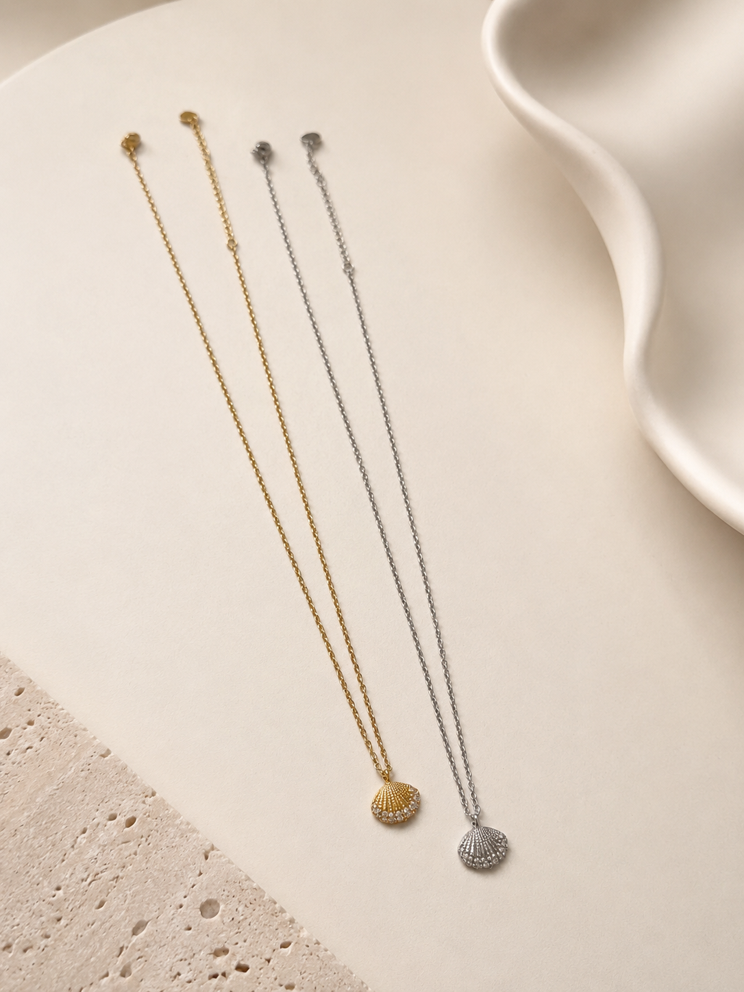 Colar malha fininha com conchinha e brilhantes | 2 cores