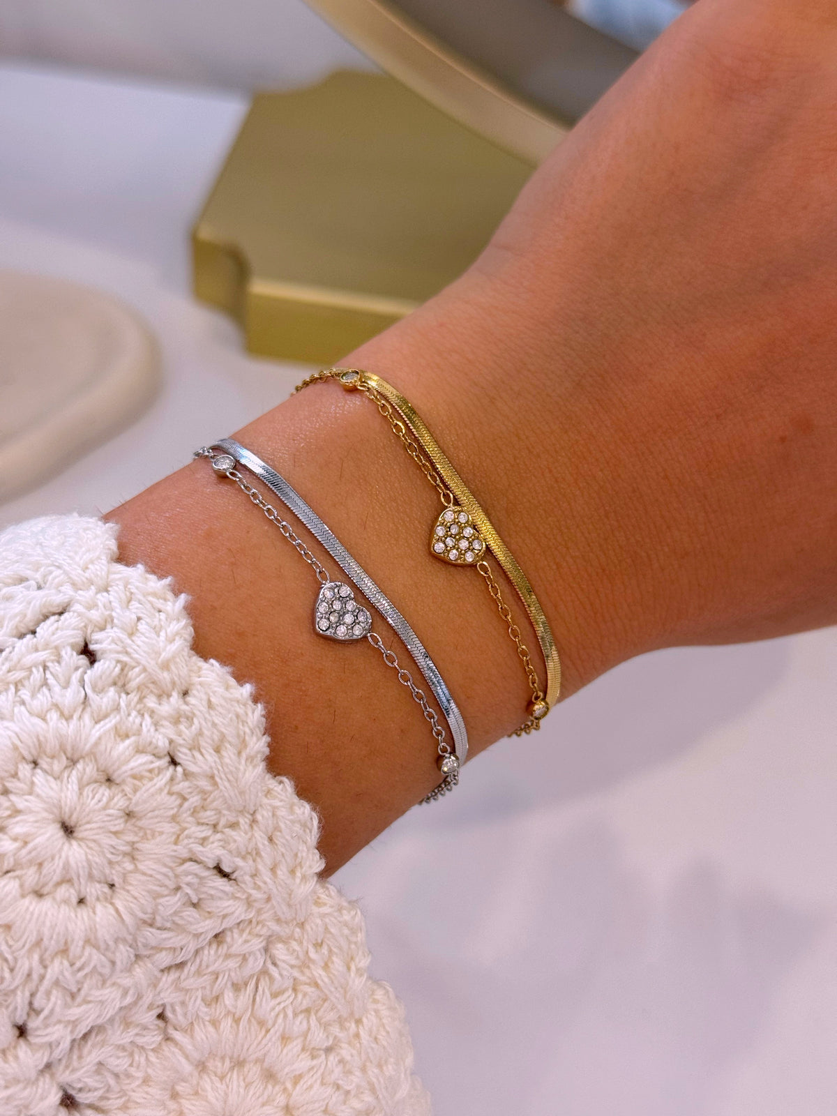 Pulseira efeito duplo malha achatada e malha fininha com coração e brilhantes | 2 cores