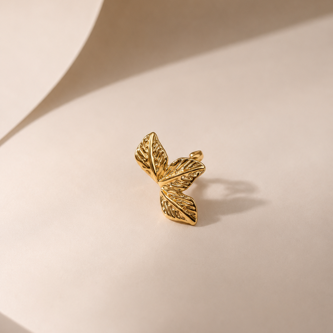 Earcuff ajustável • efeito folhinha com relevos | Dourado