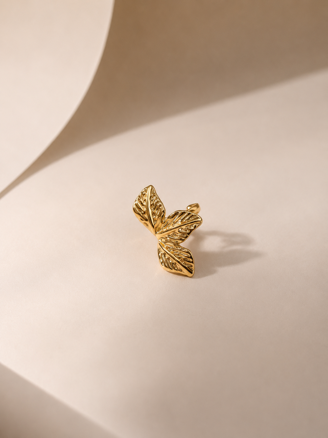 Earcuff ajustável • efeito folhinha com relevos | Dourado