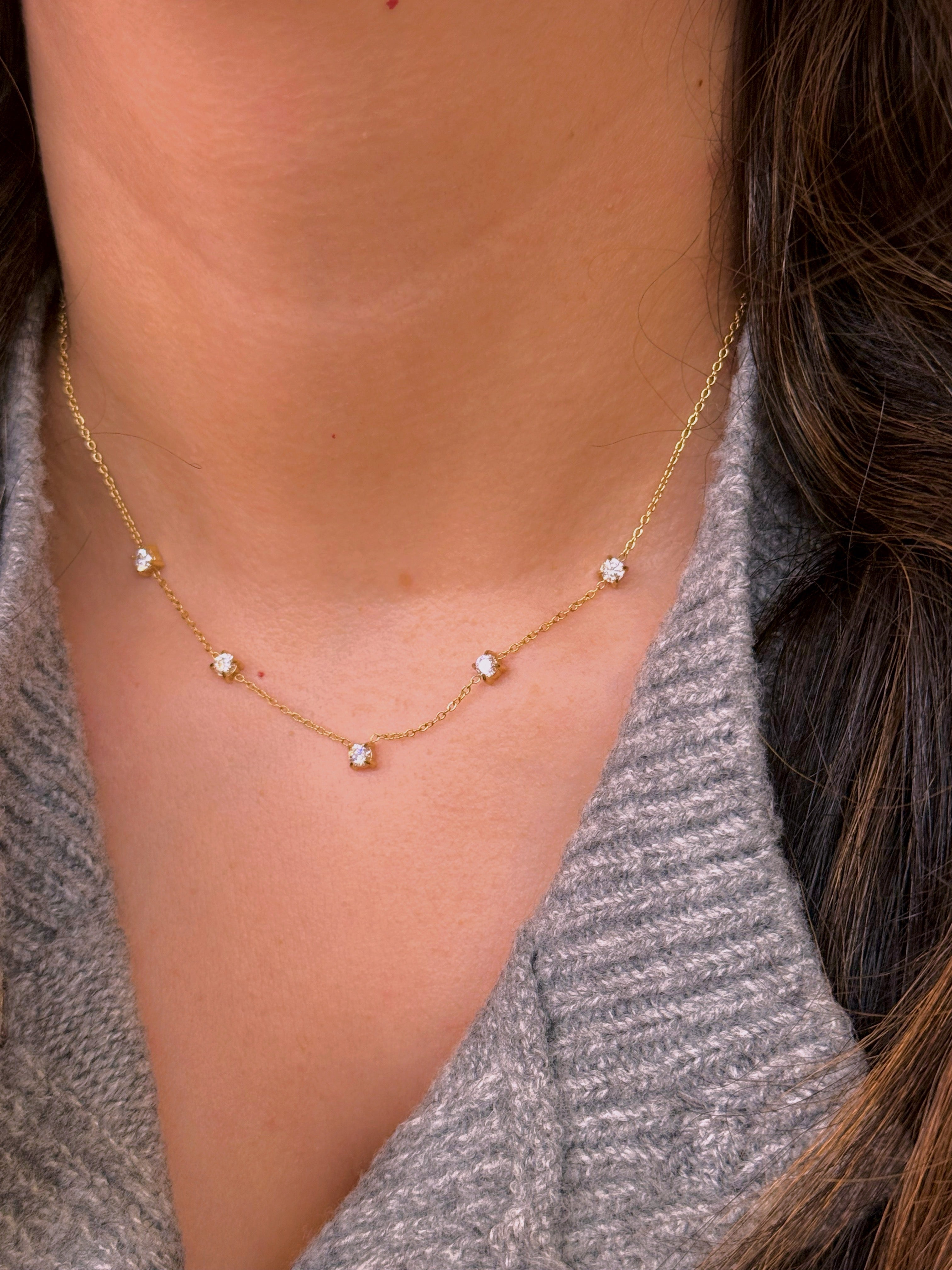 Colar elegante com pontos de luz | Dourado