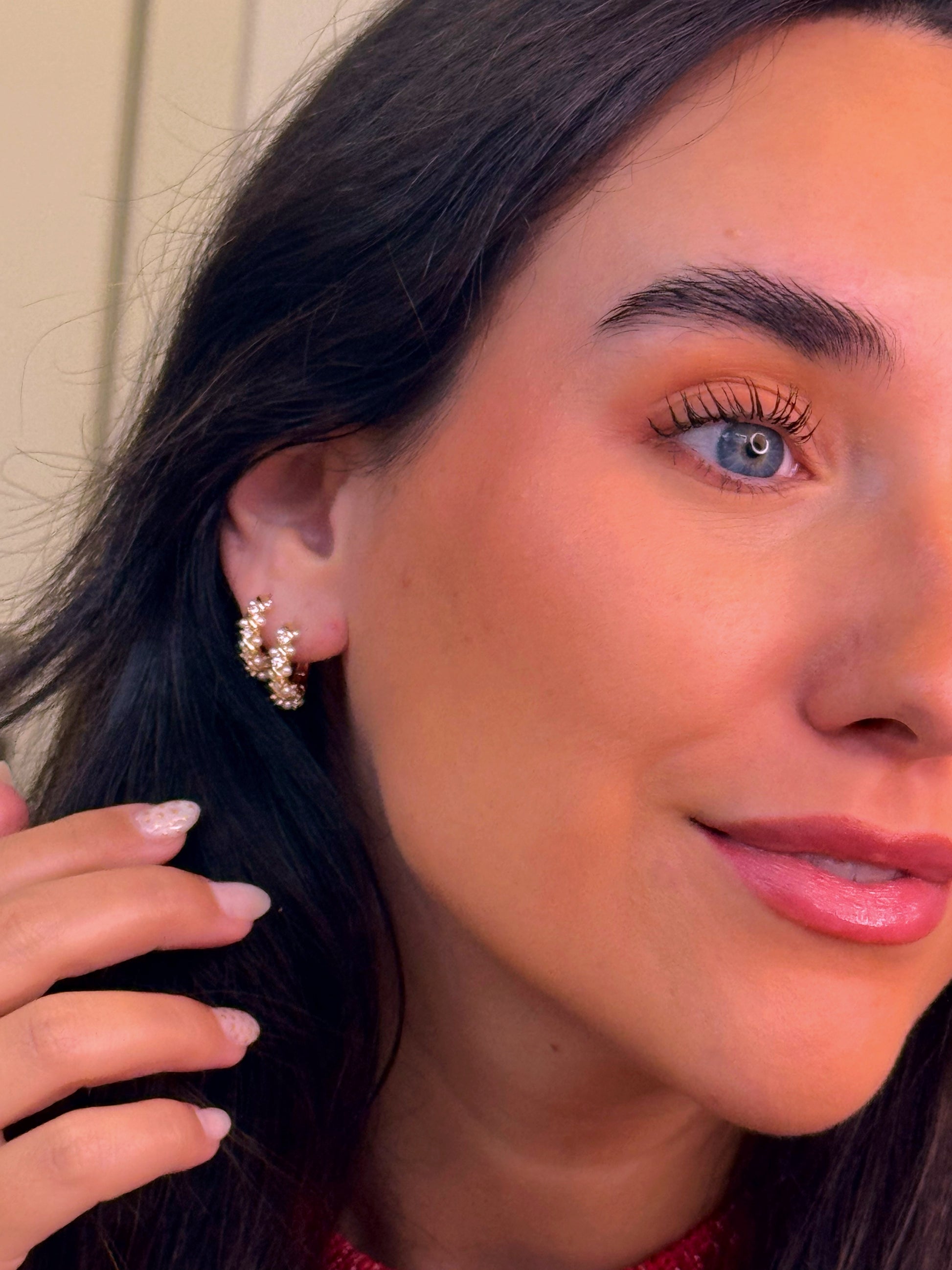 Argolas efeito torcido com pérolas e brilhantes | Dourado