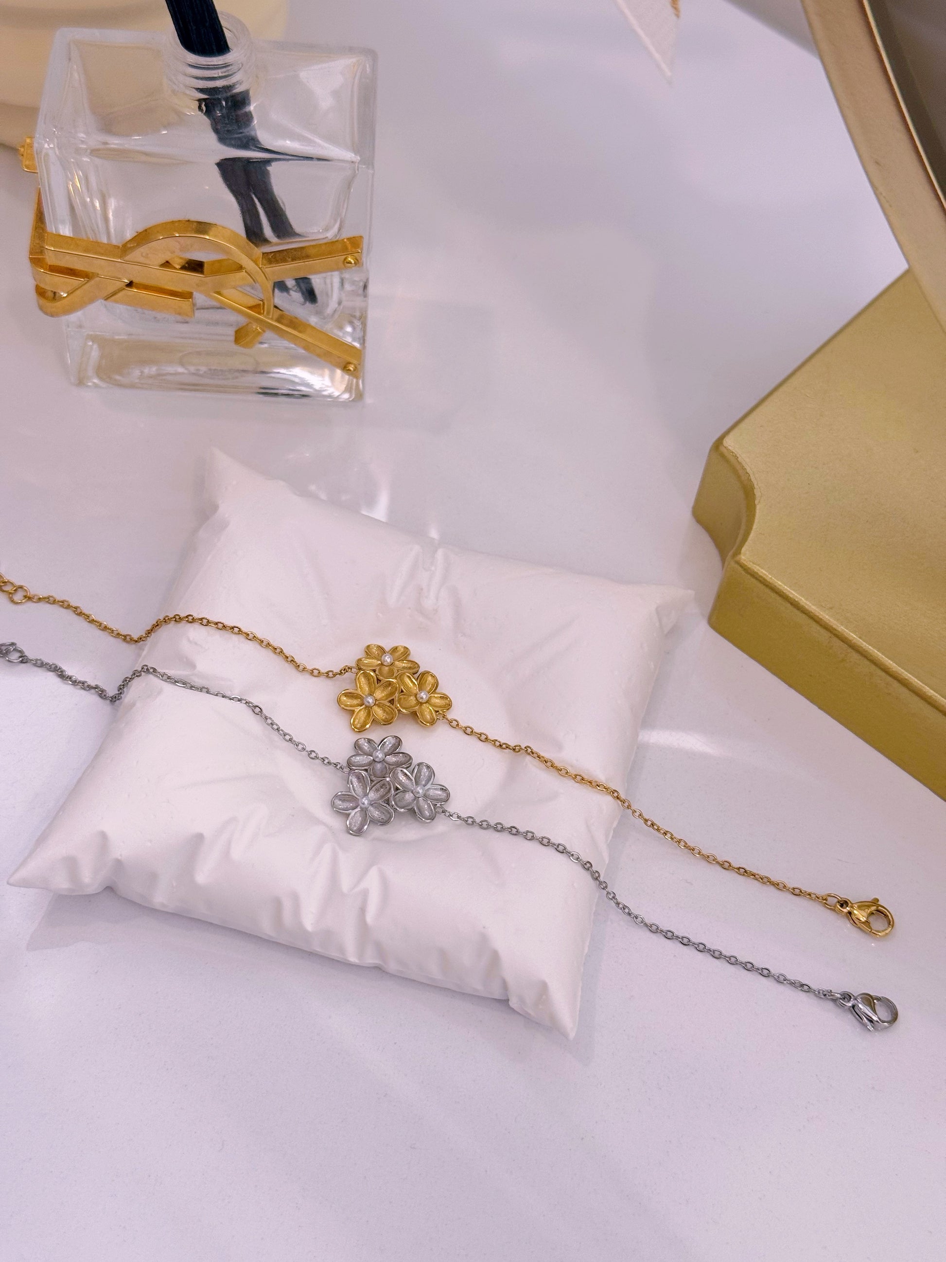 Pulseira delicada com três flores e pérolas | 2 Cores