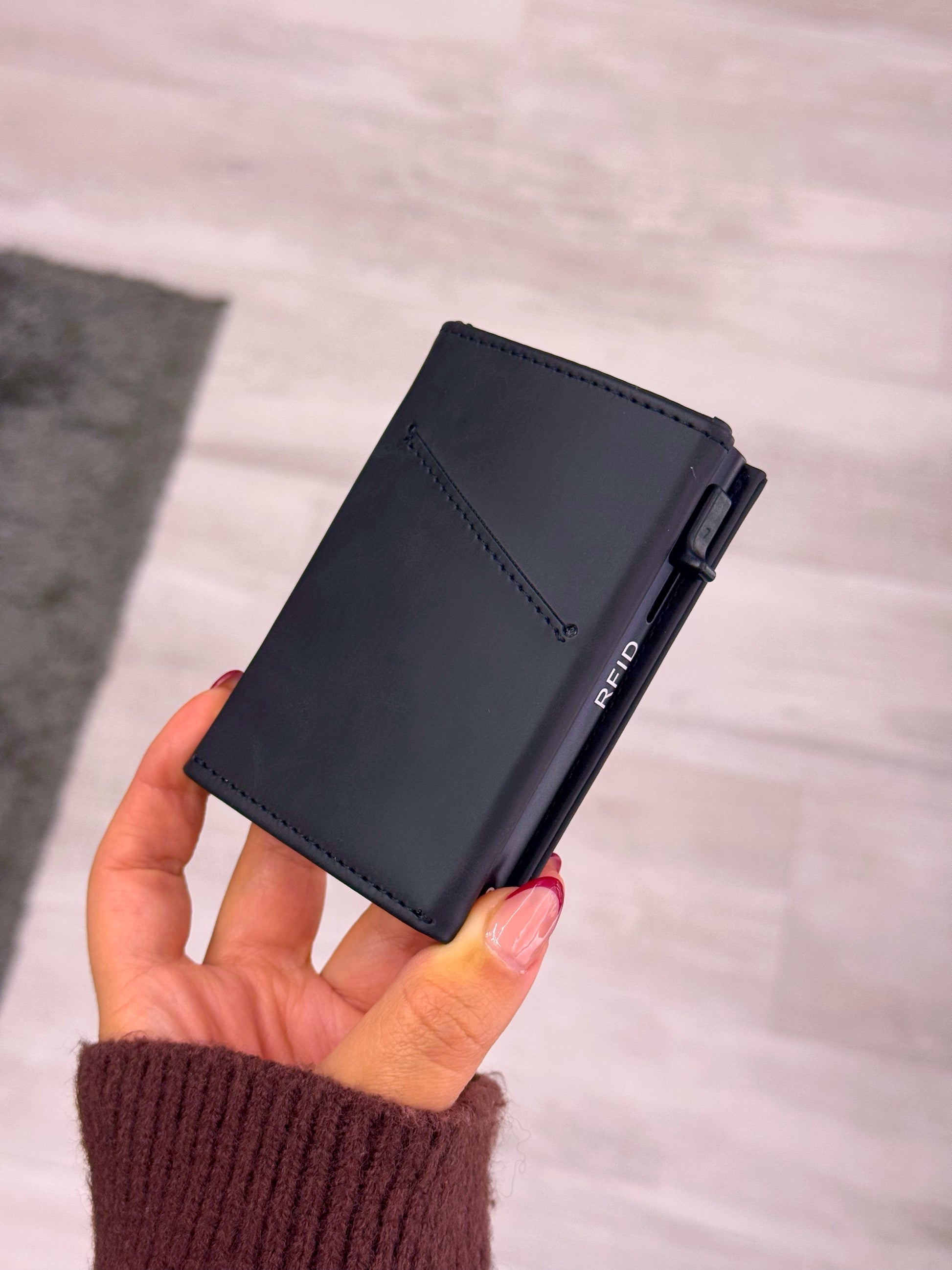 Porta cartões com fecho e aba extra para notas  | Preto