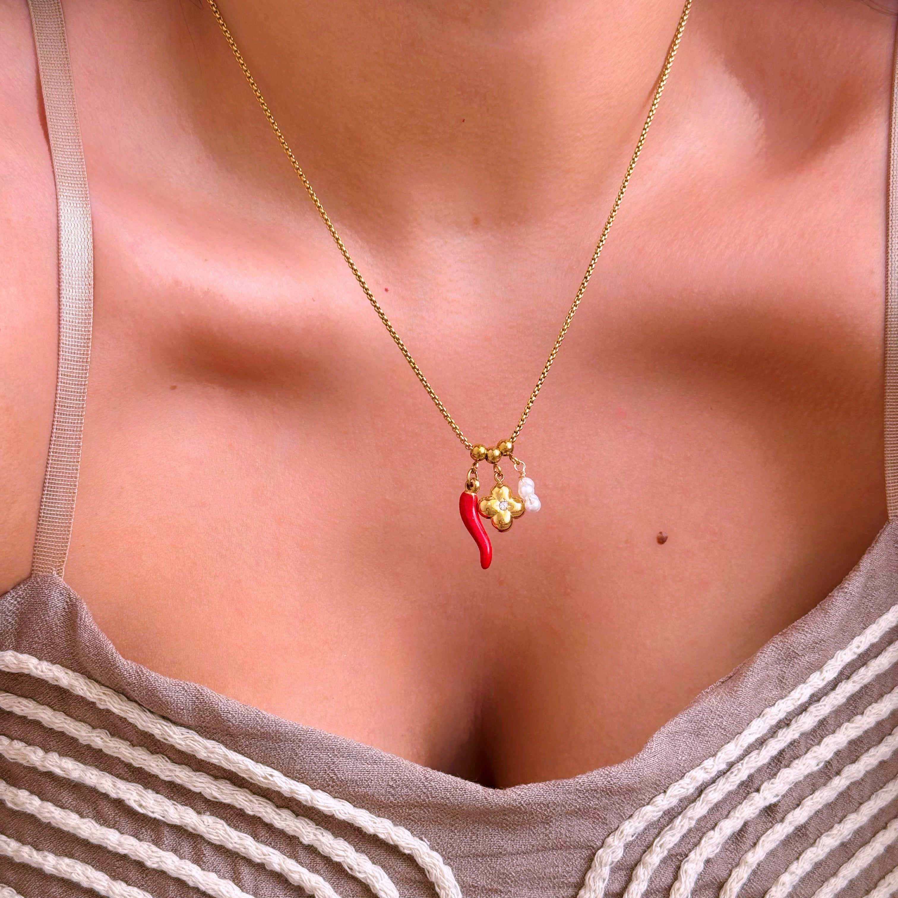 Colar malha redonda com pimentinha, trevo e pérola | Dourado