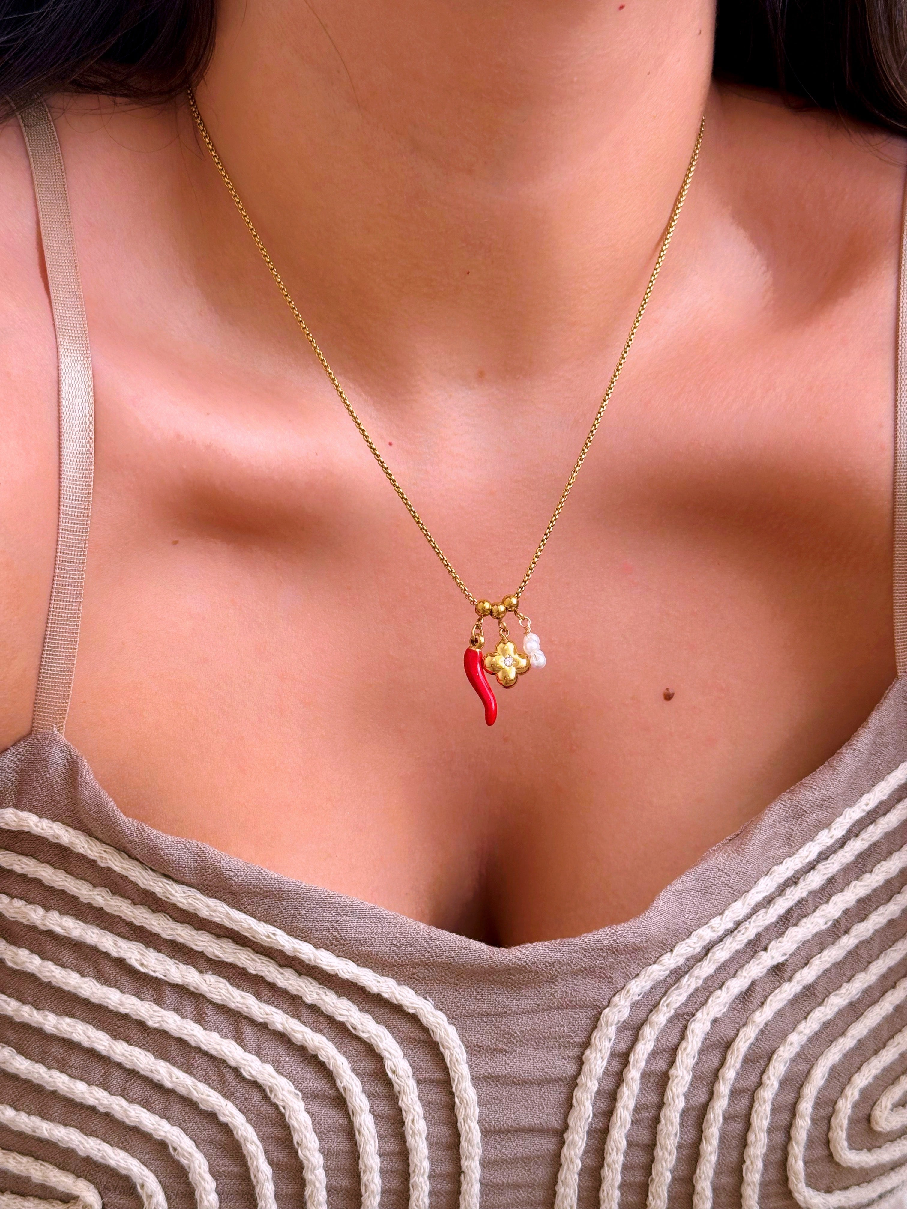 Colar malha redonda com pimentinha, trevo e pérola | Dourado