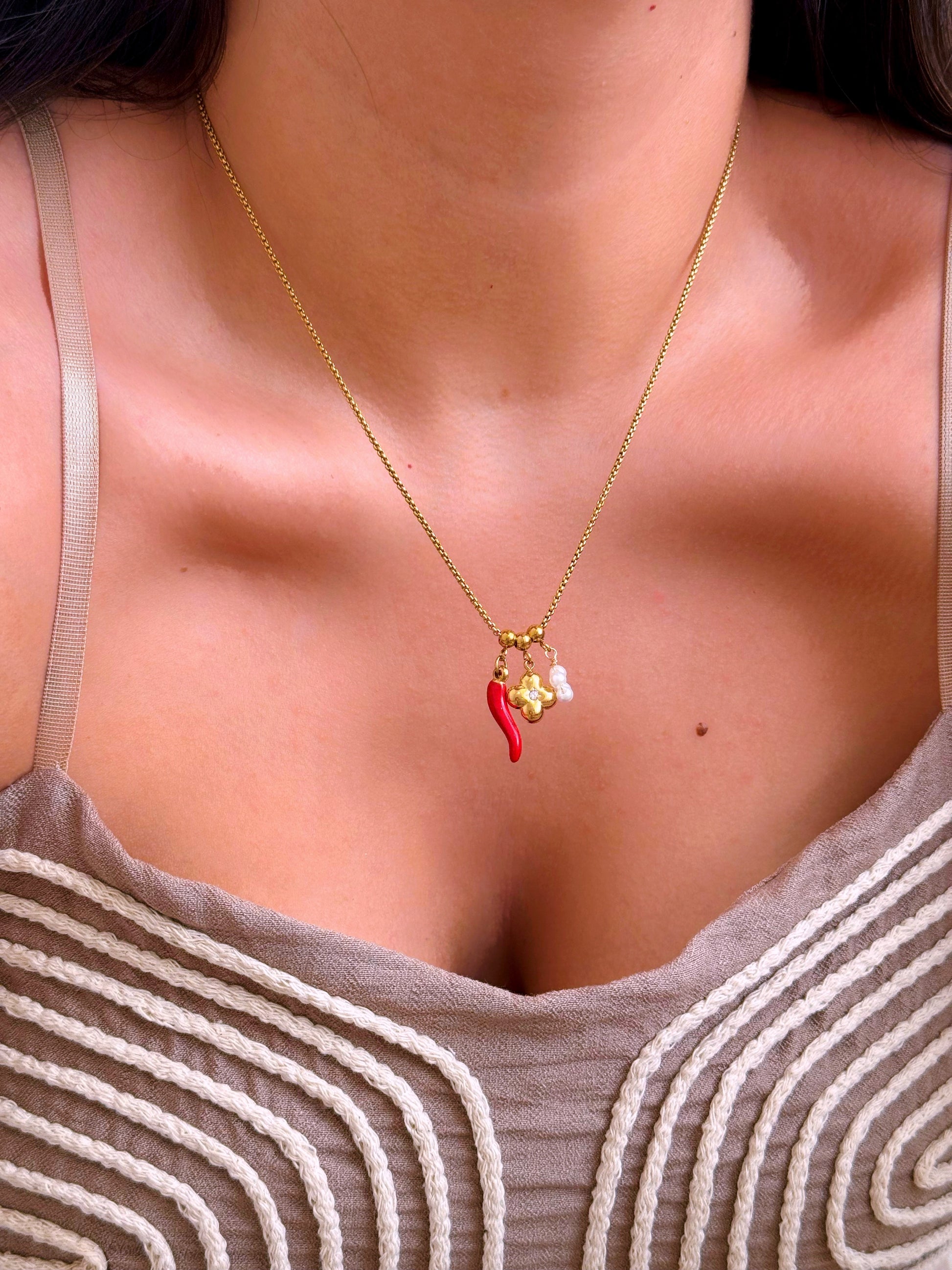 Colar malha redonda com pimentinha, trevo e pérola | Dourado