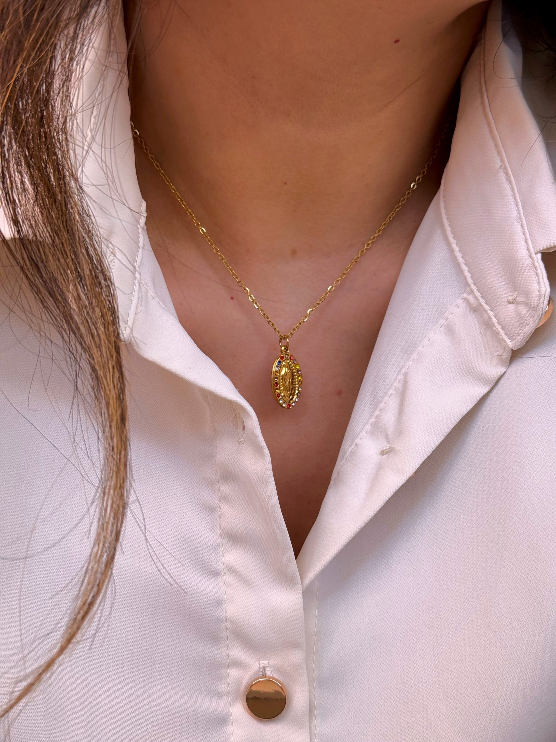 Colar malha fininha com medalha Nª Senhora | Dourado com zircónias coloridas
