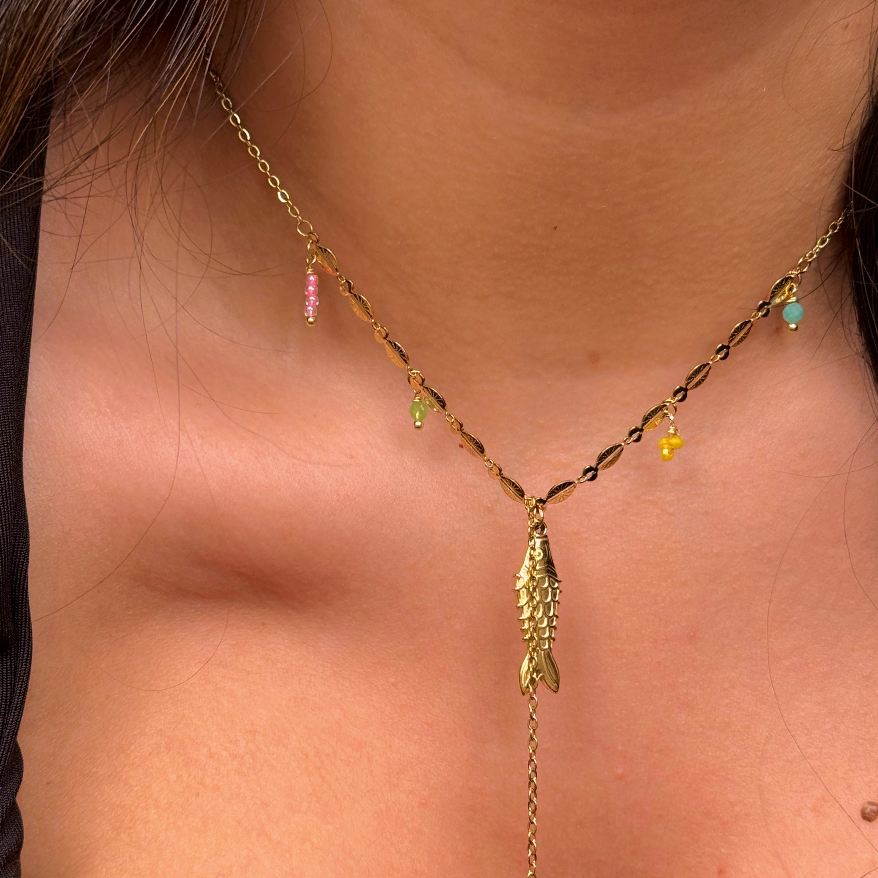 Colar delicado com peixe e pedrinhas coloridas | Dourado