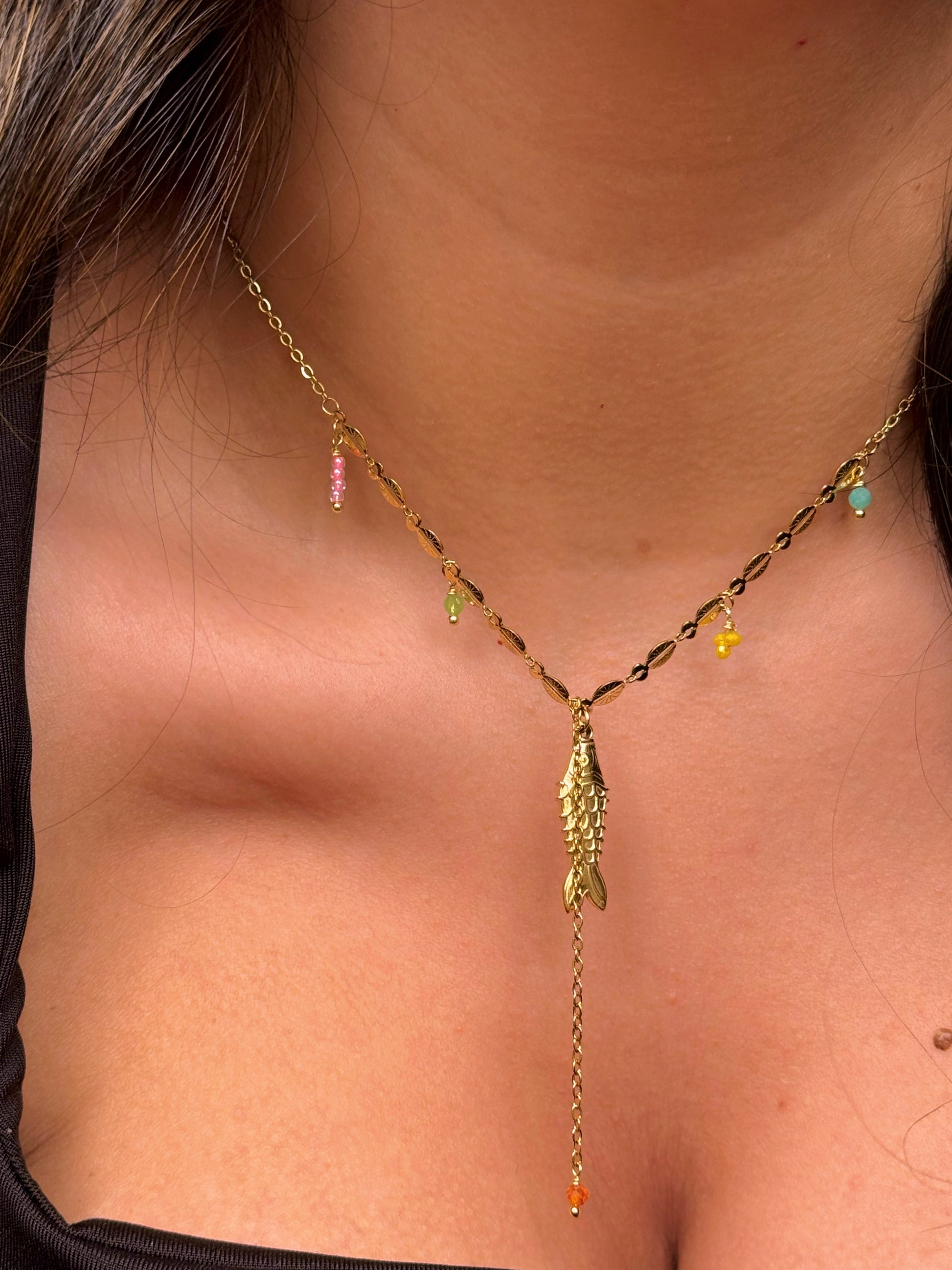 Colar delicado com peixe e pedrinhas coloridas | Dourado
