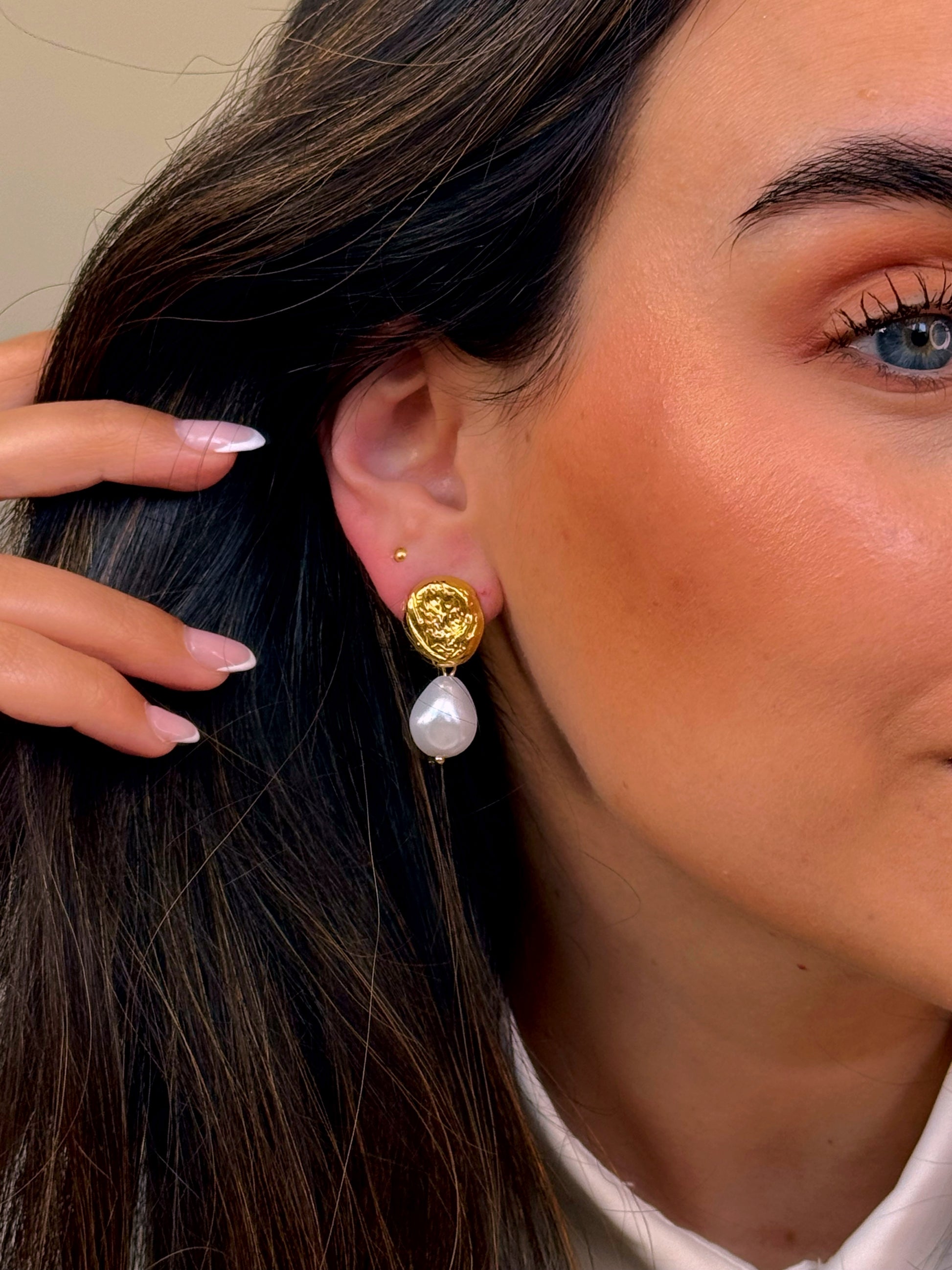 Brincos elegantes com textura e pérola em gota | Dourado