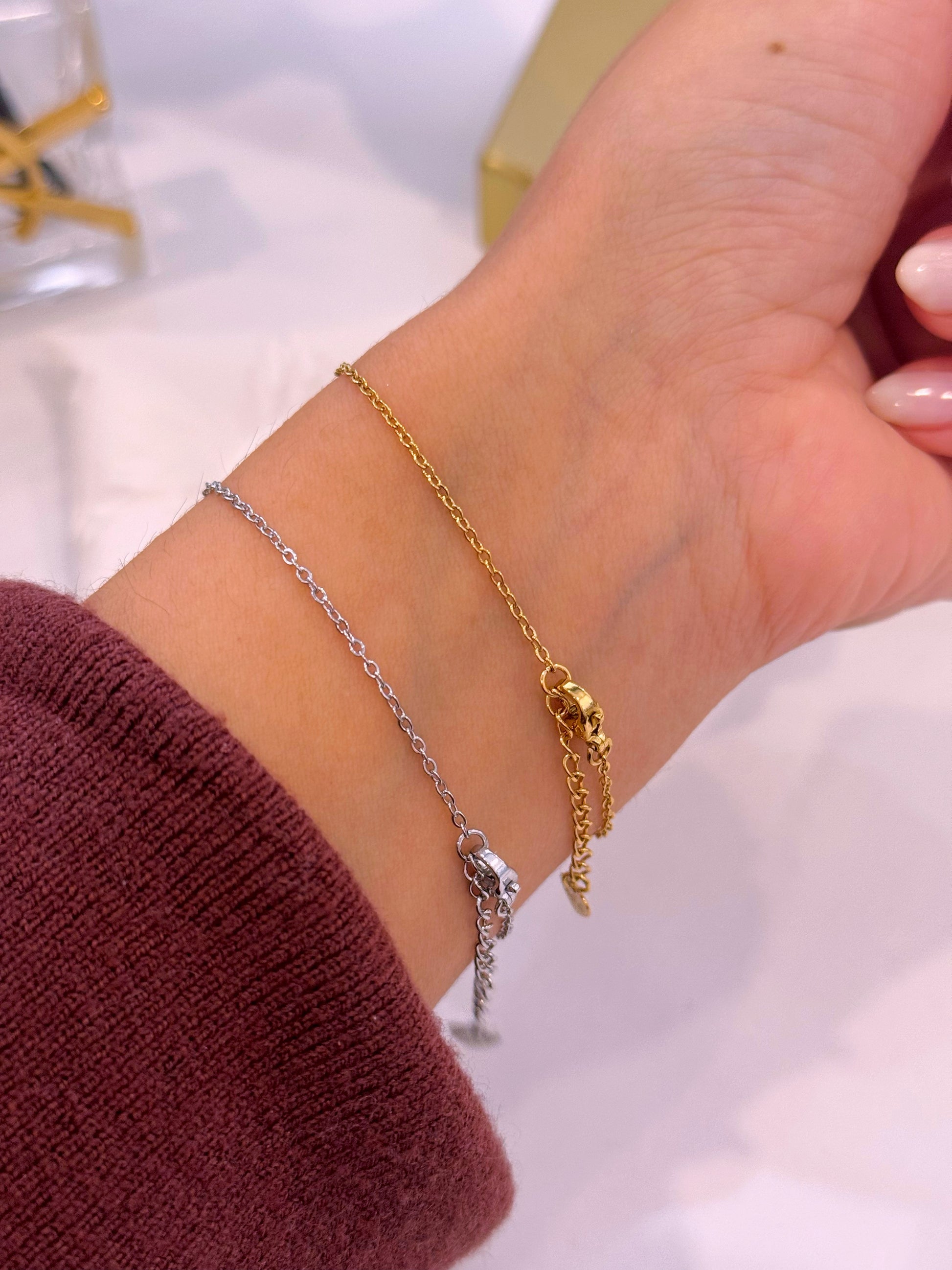 Pulseira delicada com três flores e pérolas | 2 Cores