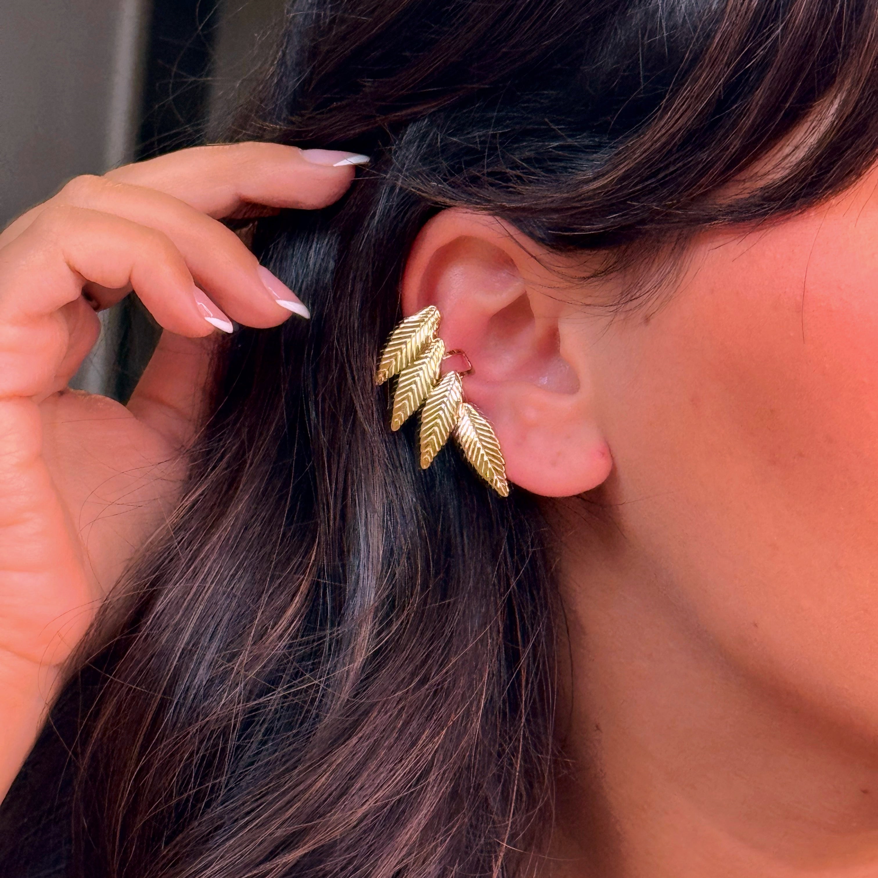 Earcuff ajustável • efeito folhinhas com relevos | Dourado