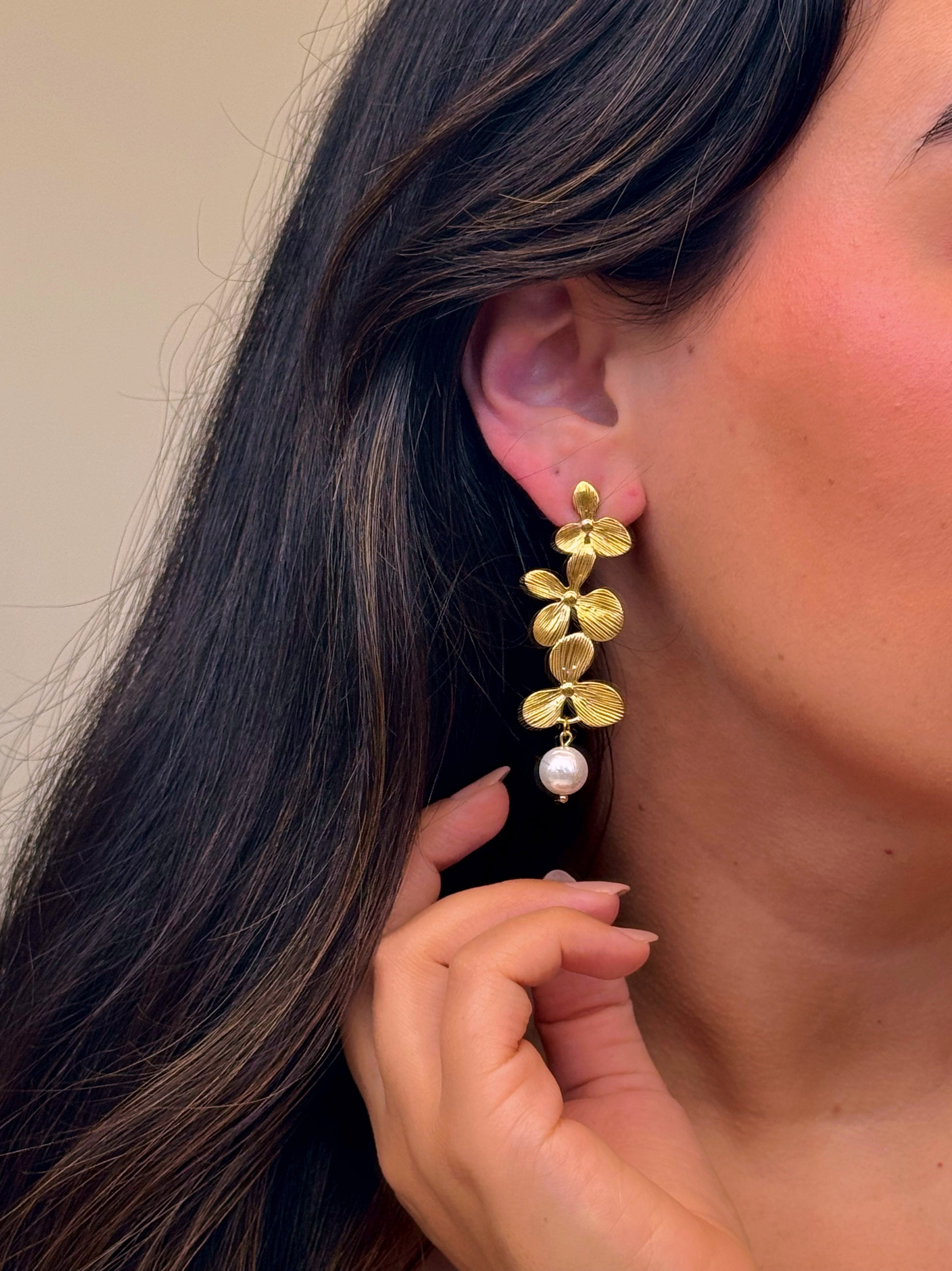 Brincos elegantes com 3 flores em  relevos e pérola em pendente | Dourado