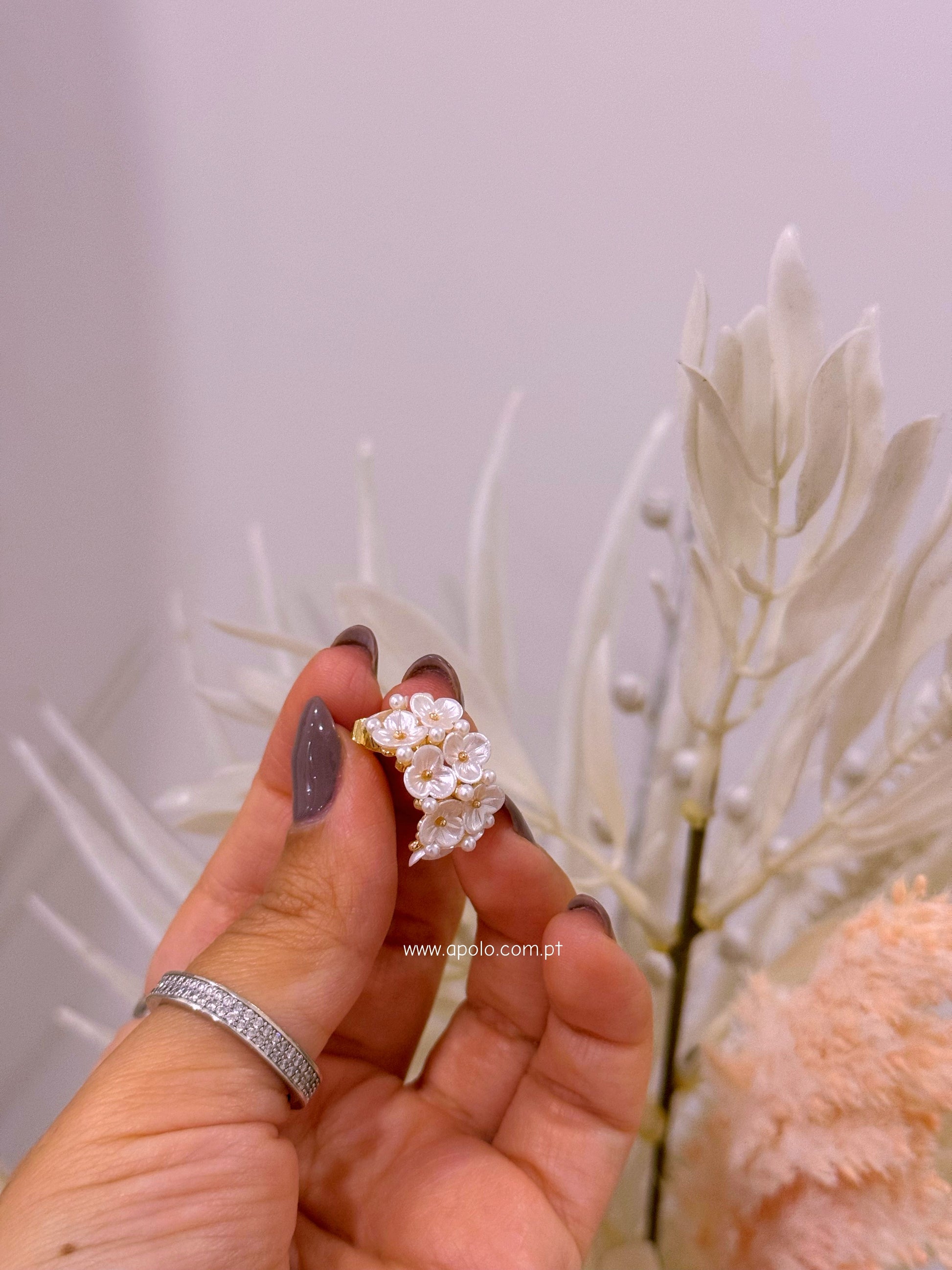 Argolas com flores e mini pérolas | Dourado