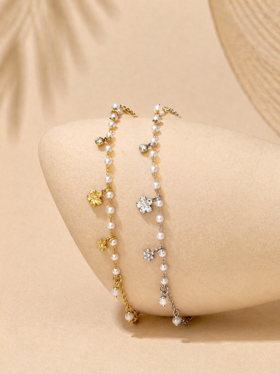 Pulseira de pé delicada com pérolas e mini flores | 2 cores