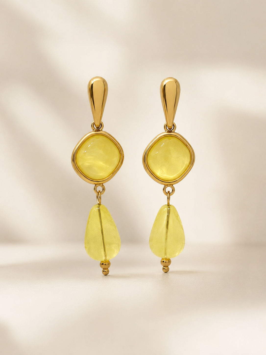 Brincos elegantes com pedras amarelas em pendente | Dourado