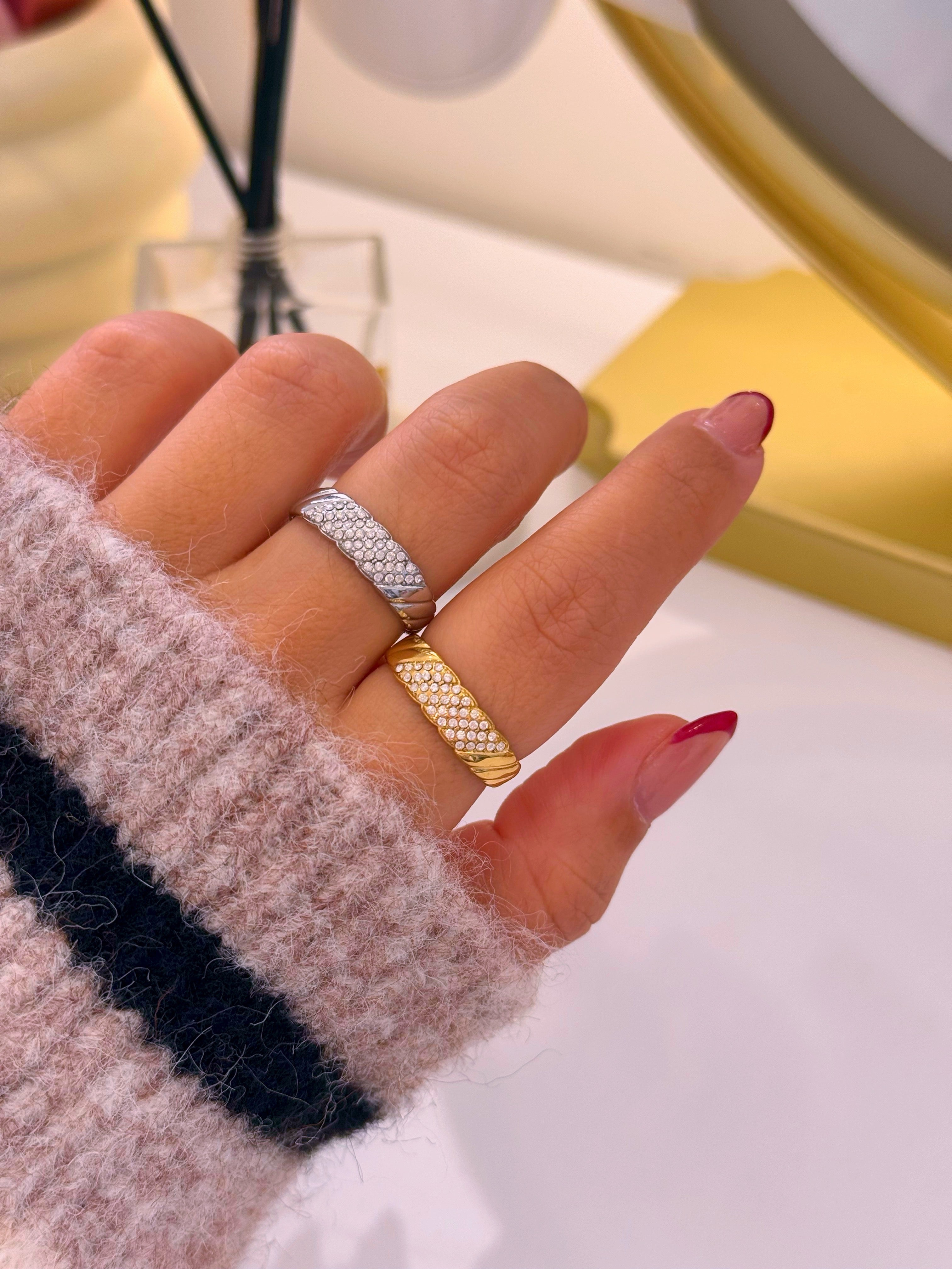 Anel ajustável com texturas e brilhantes | 2 Cores