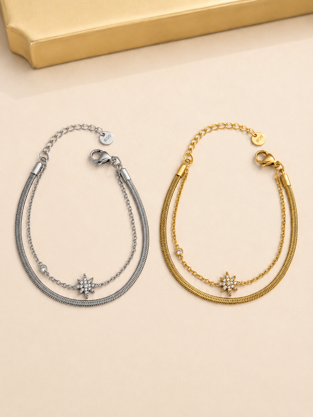 Pulseira efeito duplo malha achatada e malha fininha com estrela e brilhantes | 2 cores