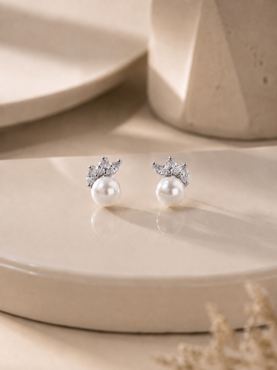 Mini brincos elegantes com brilhantes e pérola | Prateado